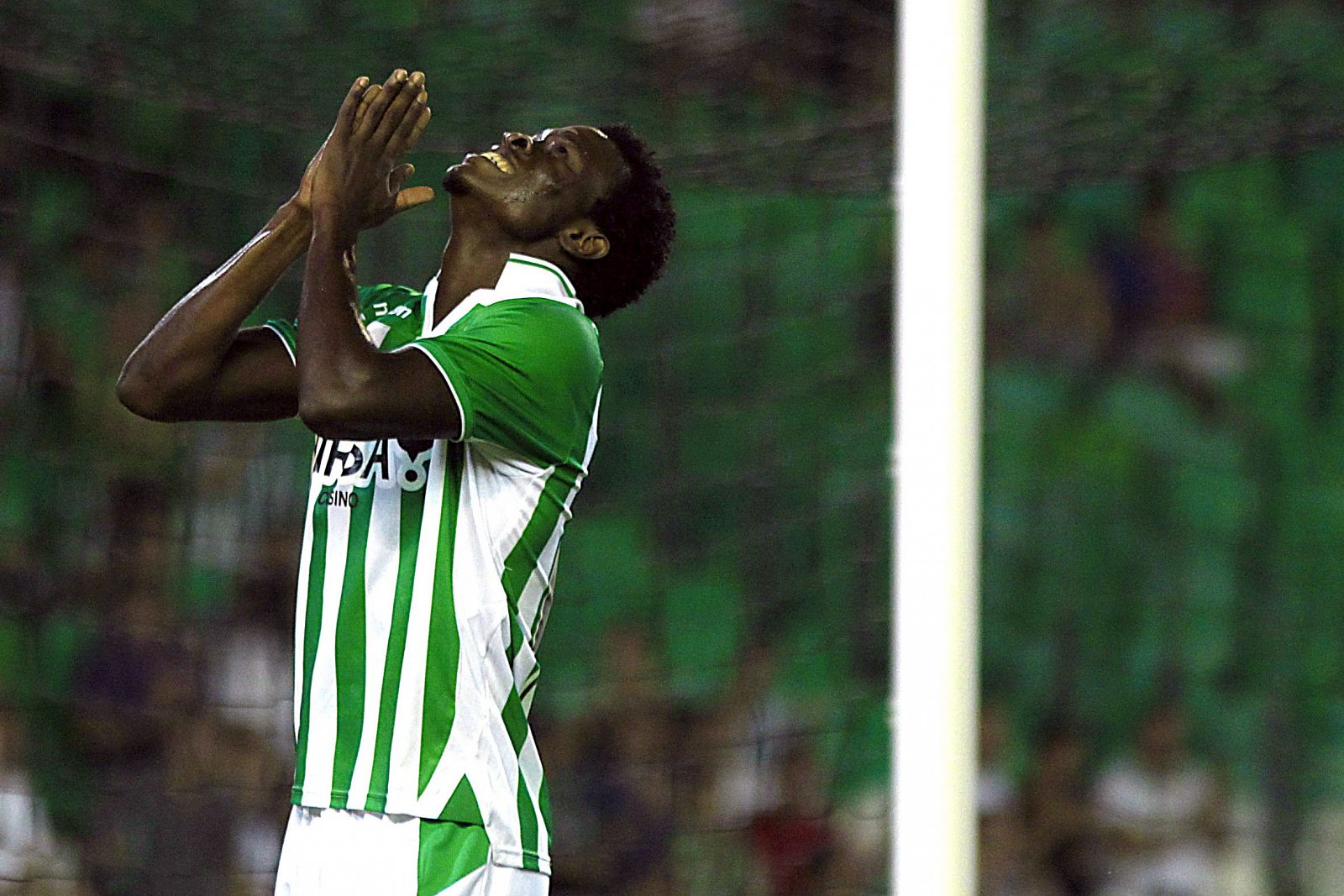 El centrocampista nigeriano del Betis Emmanuel Nosakhare "Nosa" se lamenta durante un partido.