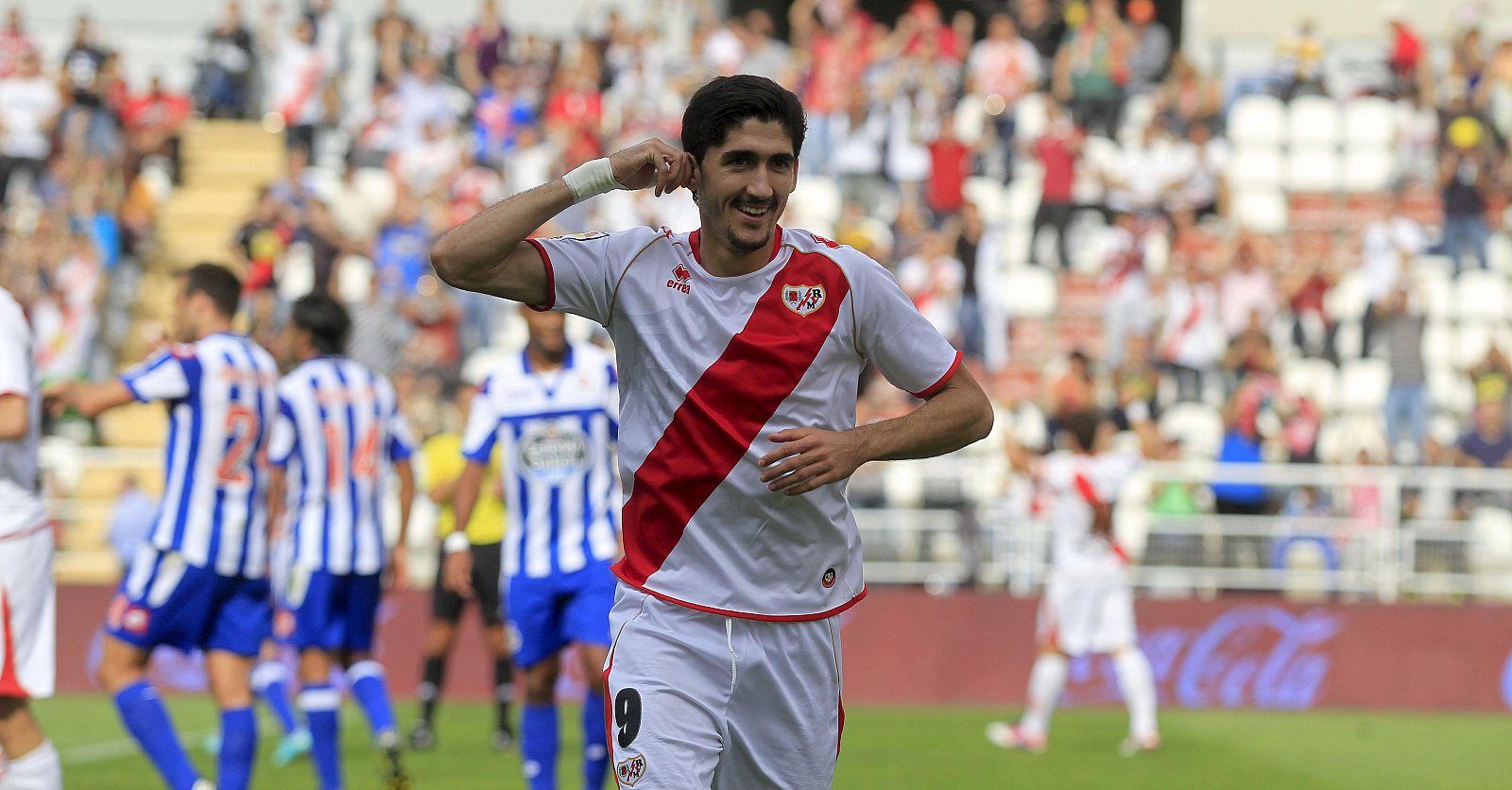 El centrocampista del Rayo Vallecano José Carlos Fernández celebra su gol