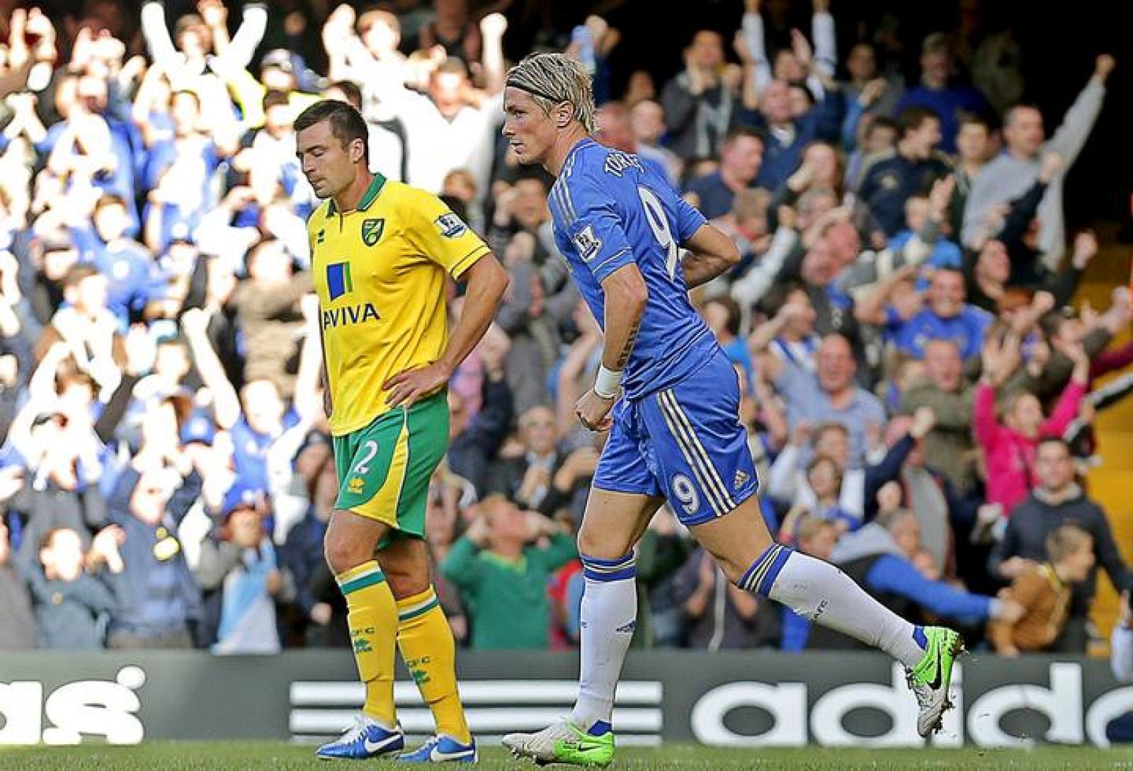 El futbolista Fernando Torres (dcha), del Chelsea, celebra tras marcar el 1-1 contra el Norwich 
