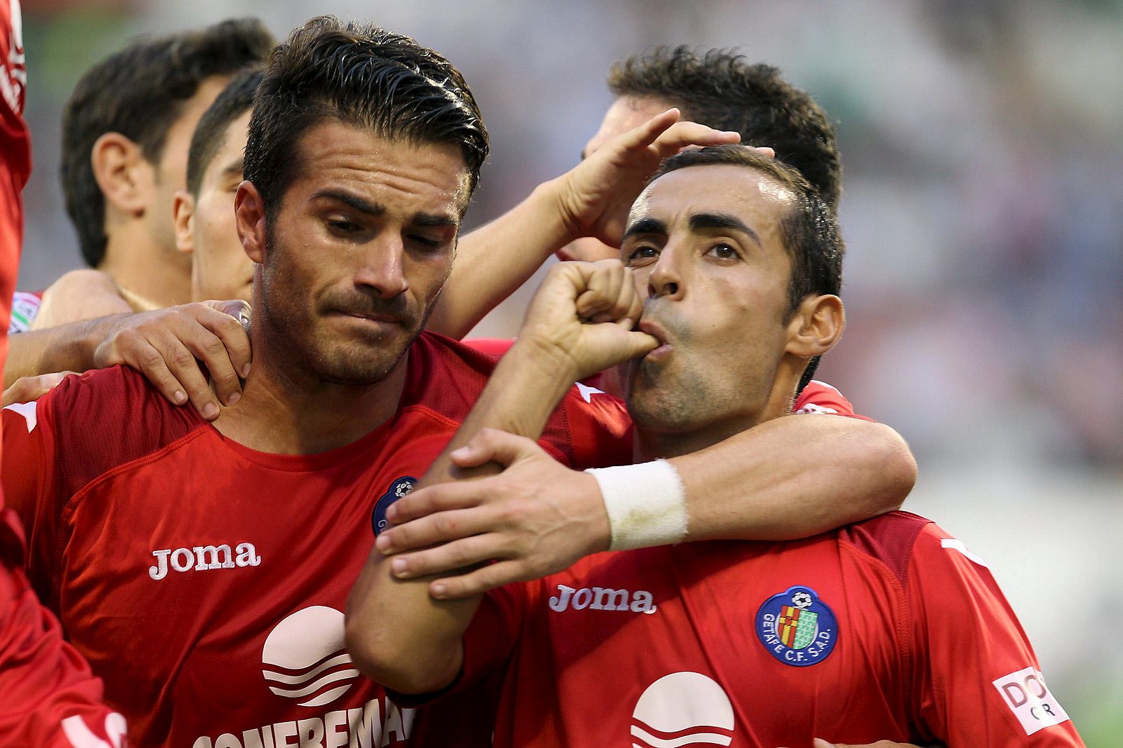 El centrocampista del Getafe Diego Castro (d) celebra su gol