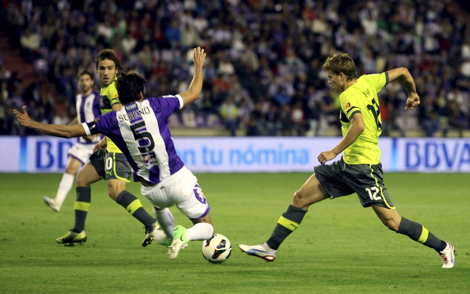 El delantero italiano del RCD Espanyol Samuele Longo (d) pelea un balón con el defensa portugués del Real Valladolid Henrique Sereno