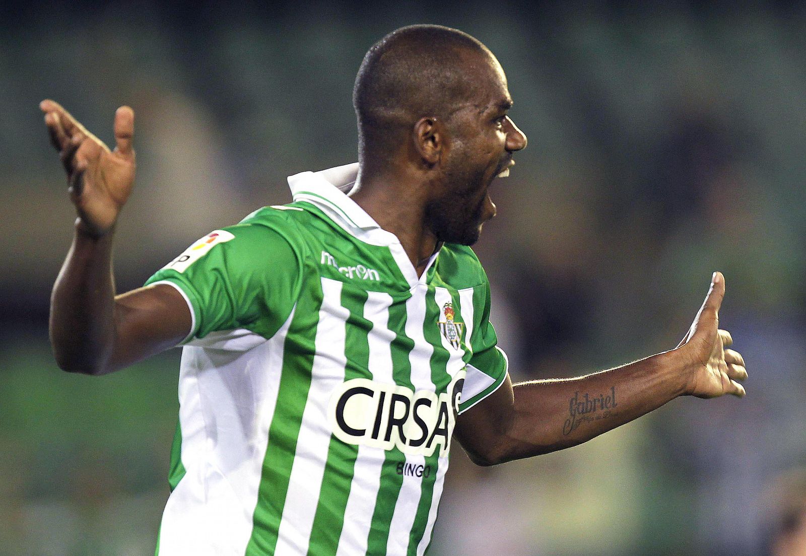 El defensa brasileño del Betis Paulo Santos "Paulao" celebra el primer gol a la Real Sociedad.