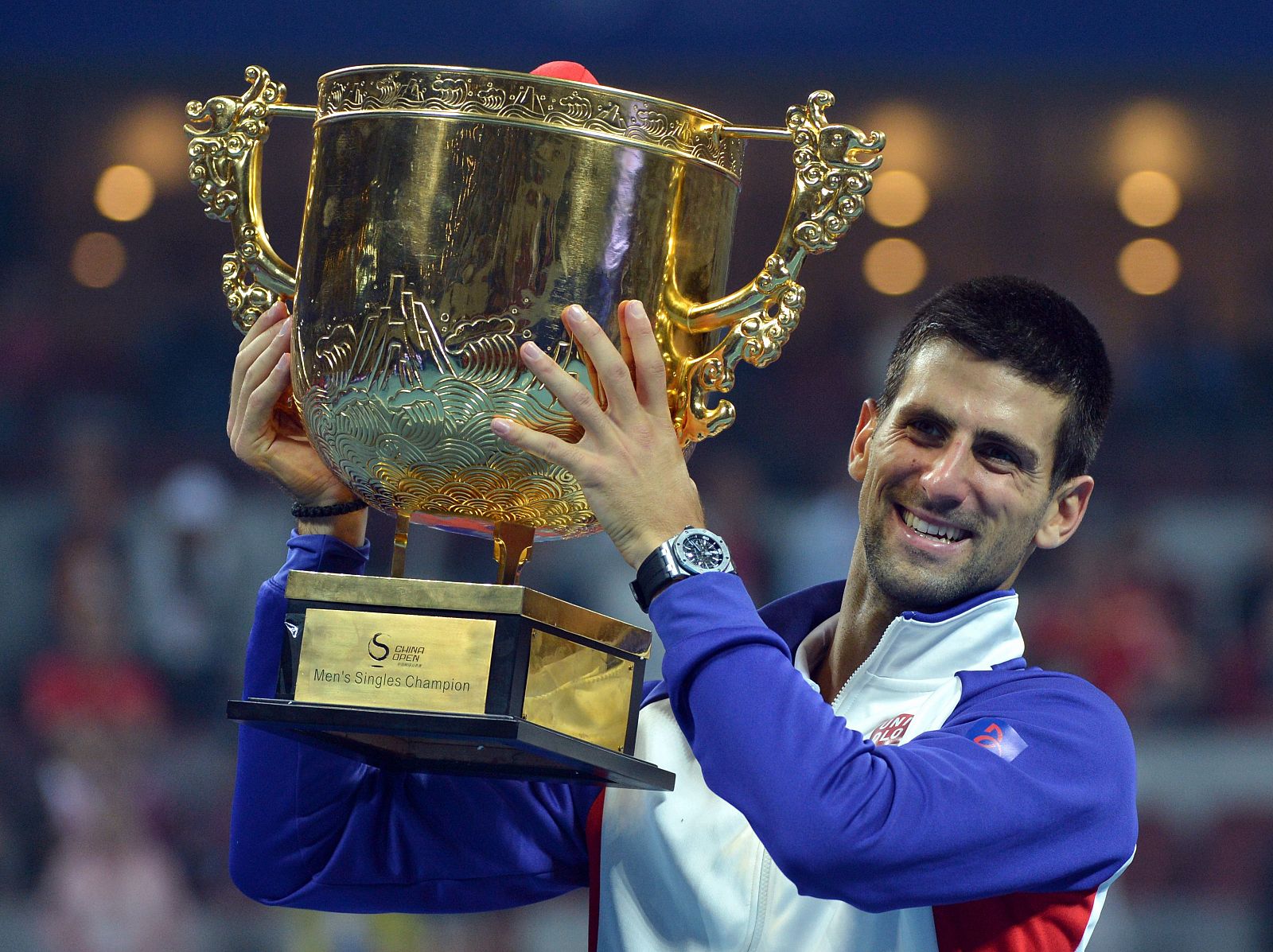 Novak Djokovic posa con el voluminoso trofeo de vencedor del torneo de China.