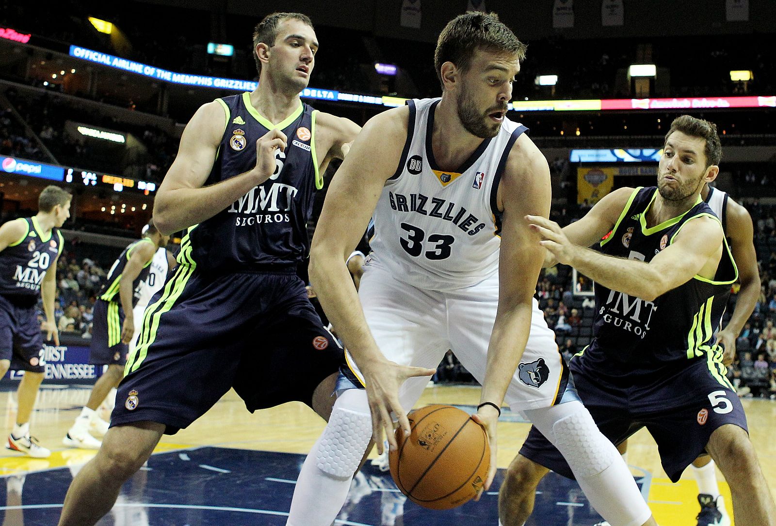 Mirza Begic y Rudy Fernández  marcan al pívot español de los Memphis Grizzlies, Marc Gasol.