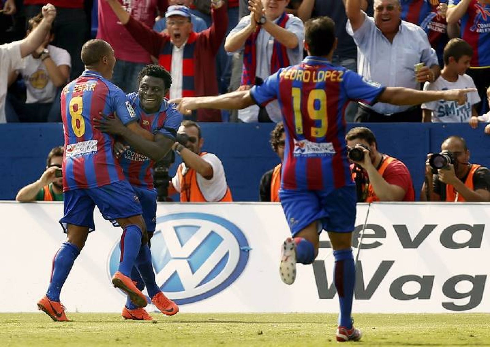 Los jugadores del Levante celebran el gol de Obafemi Martins.