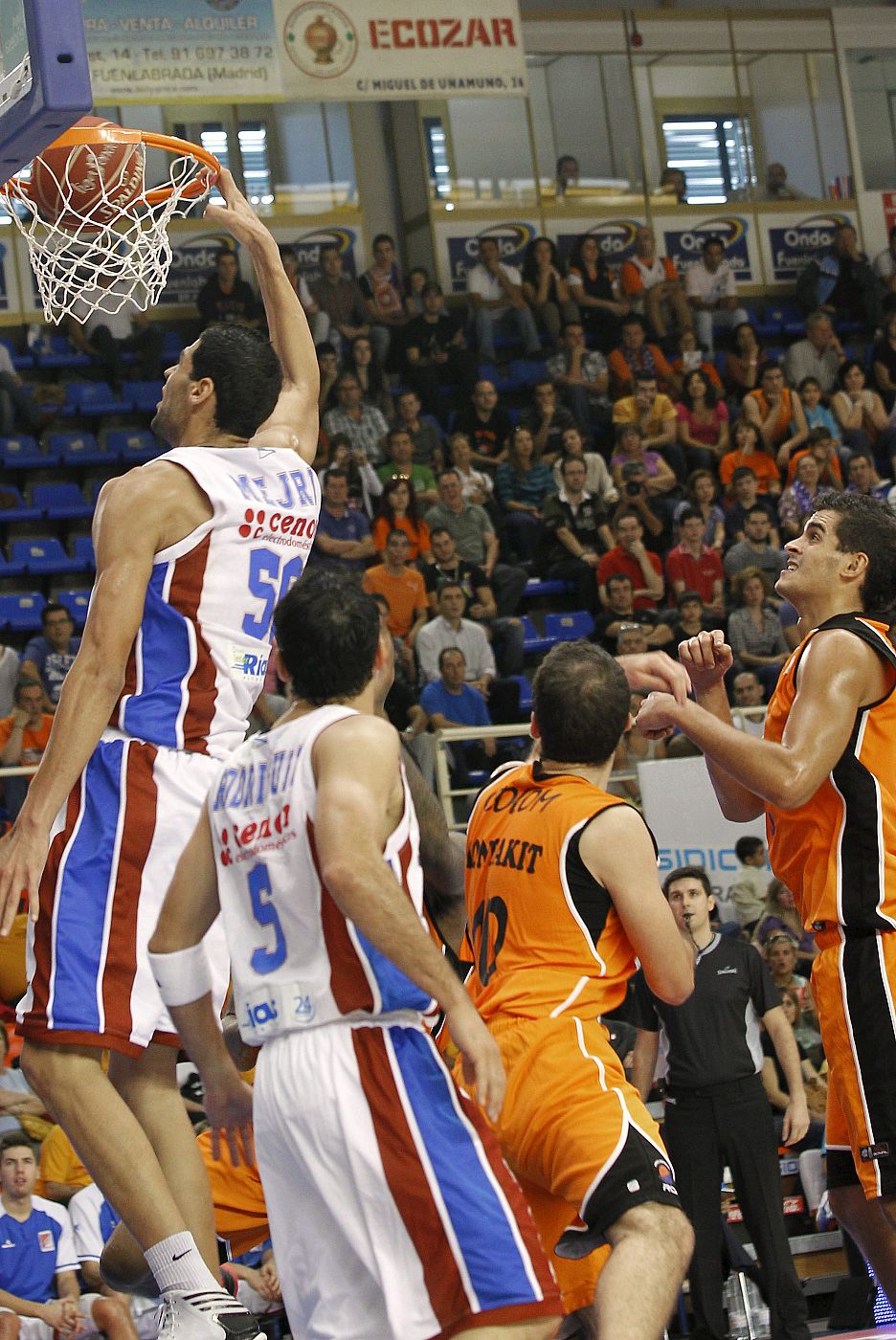 El pívot del Blusens Monbus Salah Mejri anota ante el Fuenlabrada