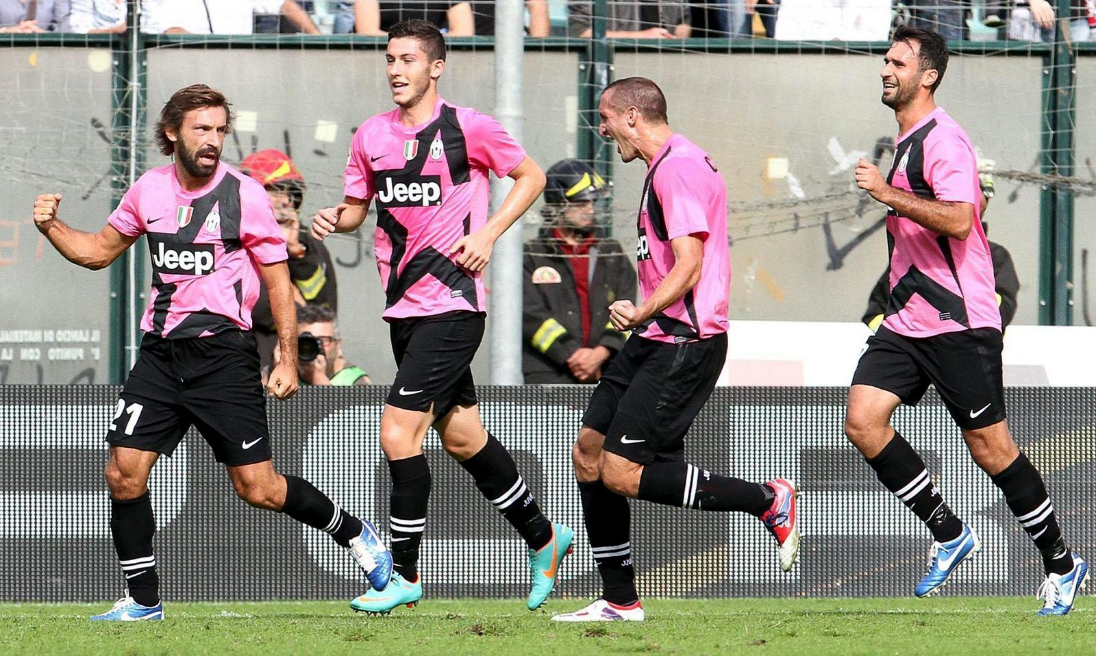 Andrea Pirlo (i), del Juventus, es felicitado por sus compañeros después de marcar el primer gol del partido.