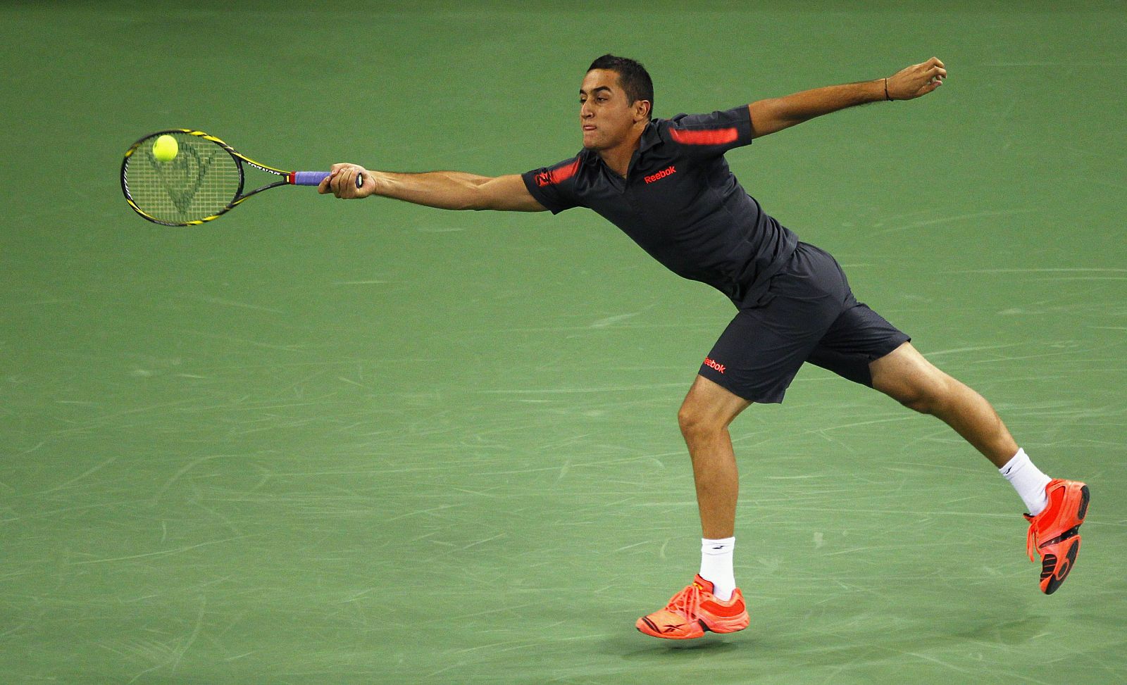 El español Nico Almagro, en su partido contra el alemán Tommy Haas en Shanghái