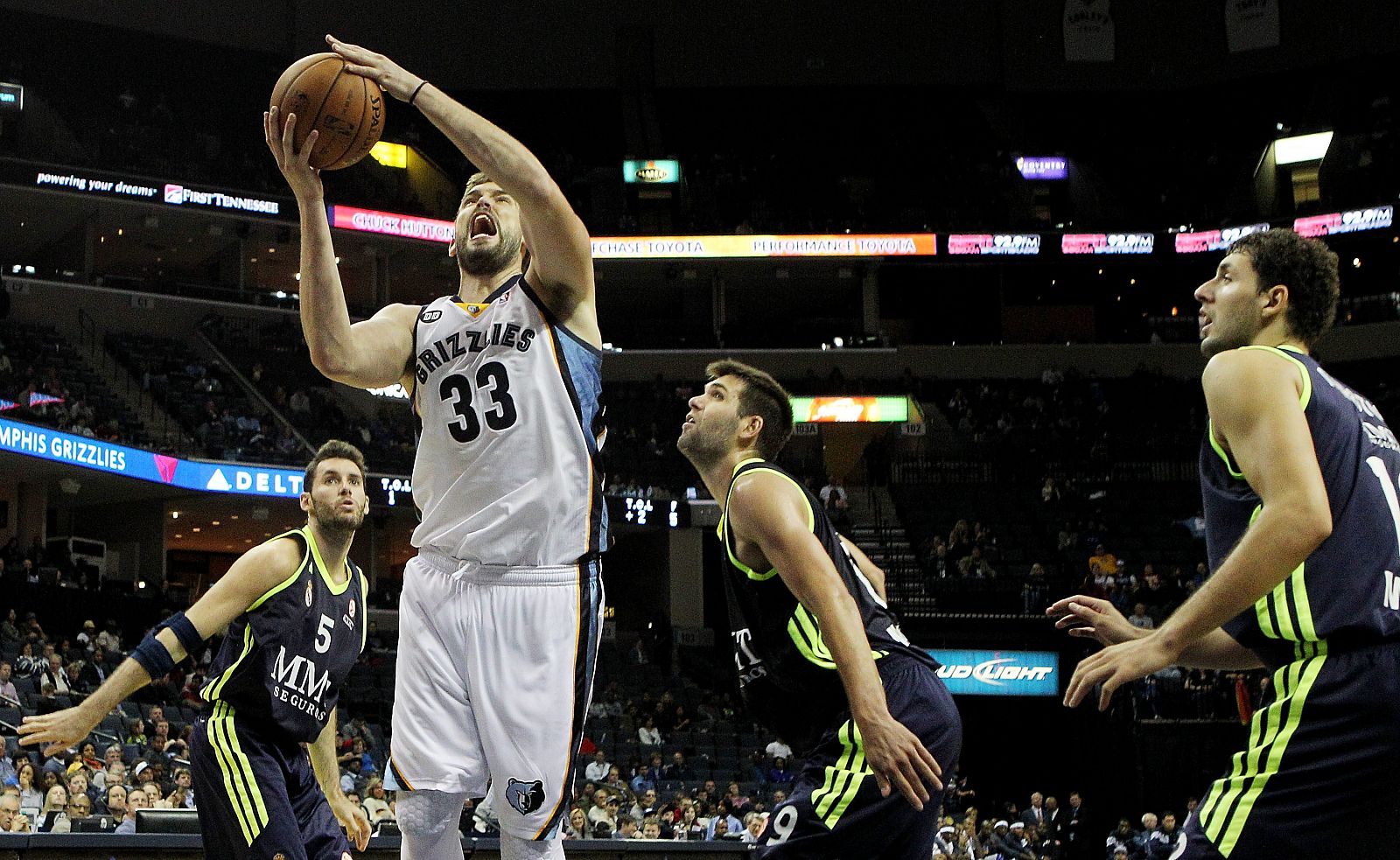 Rudy Fernández, Felipe Reyes (2-d), y el montenegrino, Nikola Mirotic (d), observan la entrada a canasta de Marc Gasol en un amistoso contra Memphis