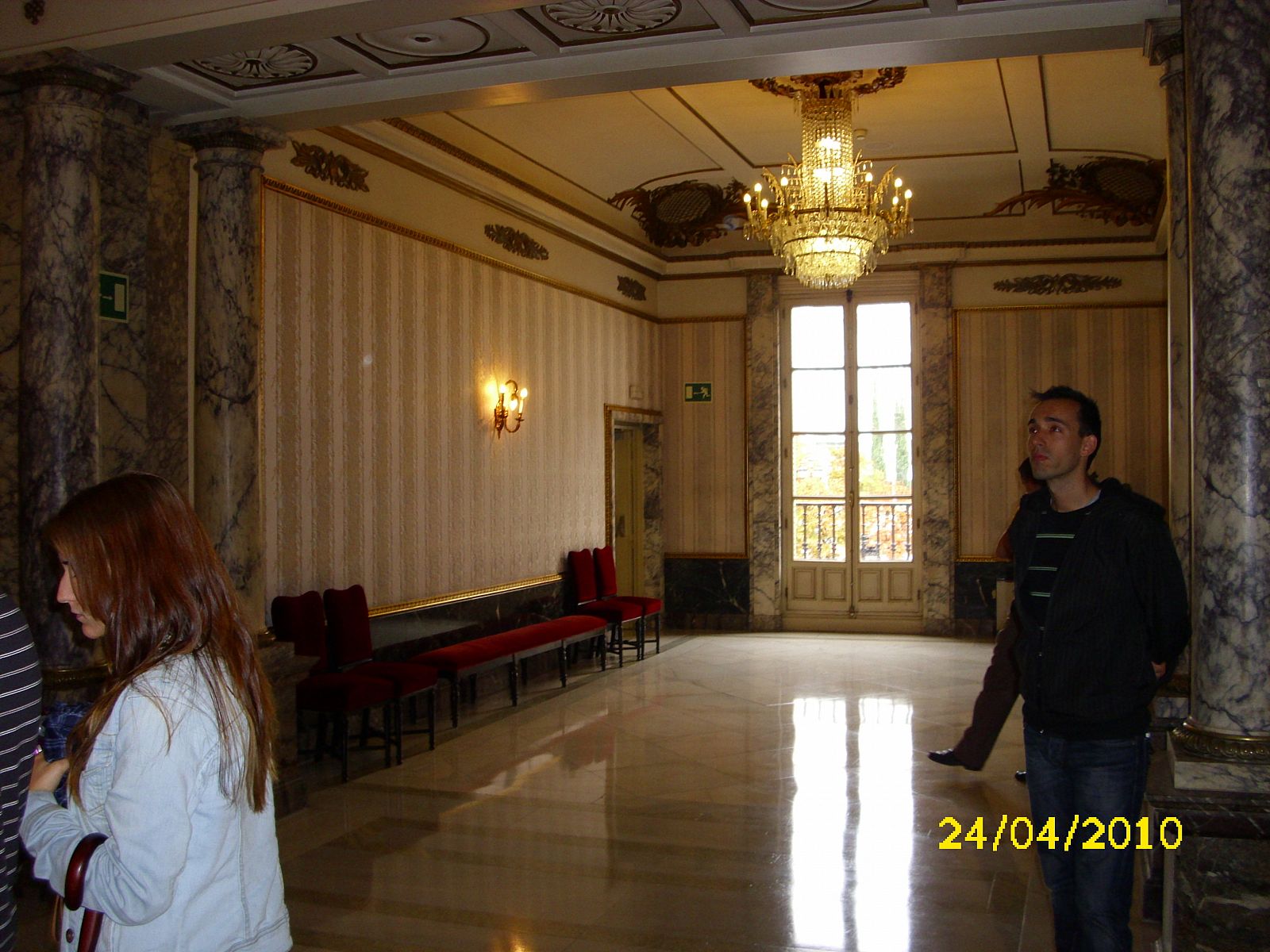 Los visitantes miran con detalle todas las estancias del Teatro Español, durante el recorrido guíado.