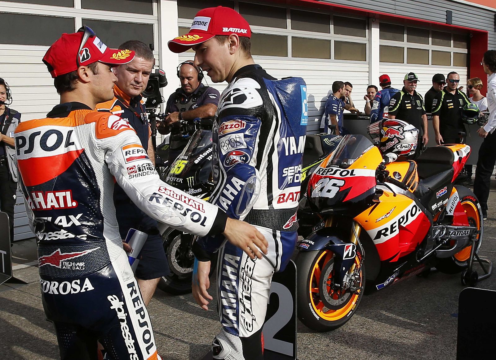 El piloto Dani Pedrosa felicita a Jorge Lorenzo por la 'pole' en el circuito de Motegui.