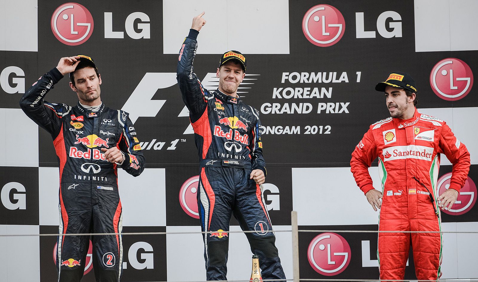 Sebastian Vettel celebra junto a Mark Webber y Fernando Alonso su triunfo en en GP de Corea