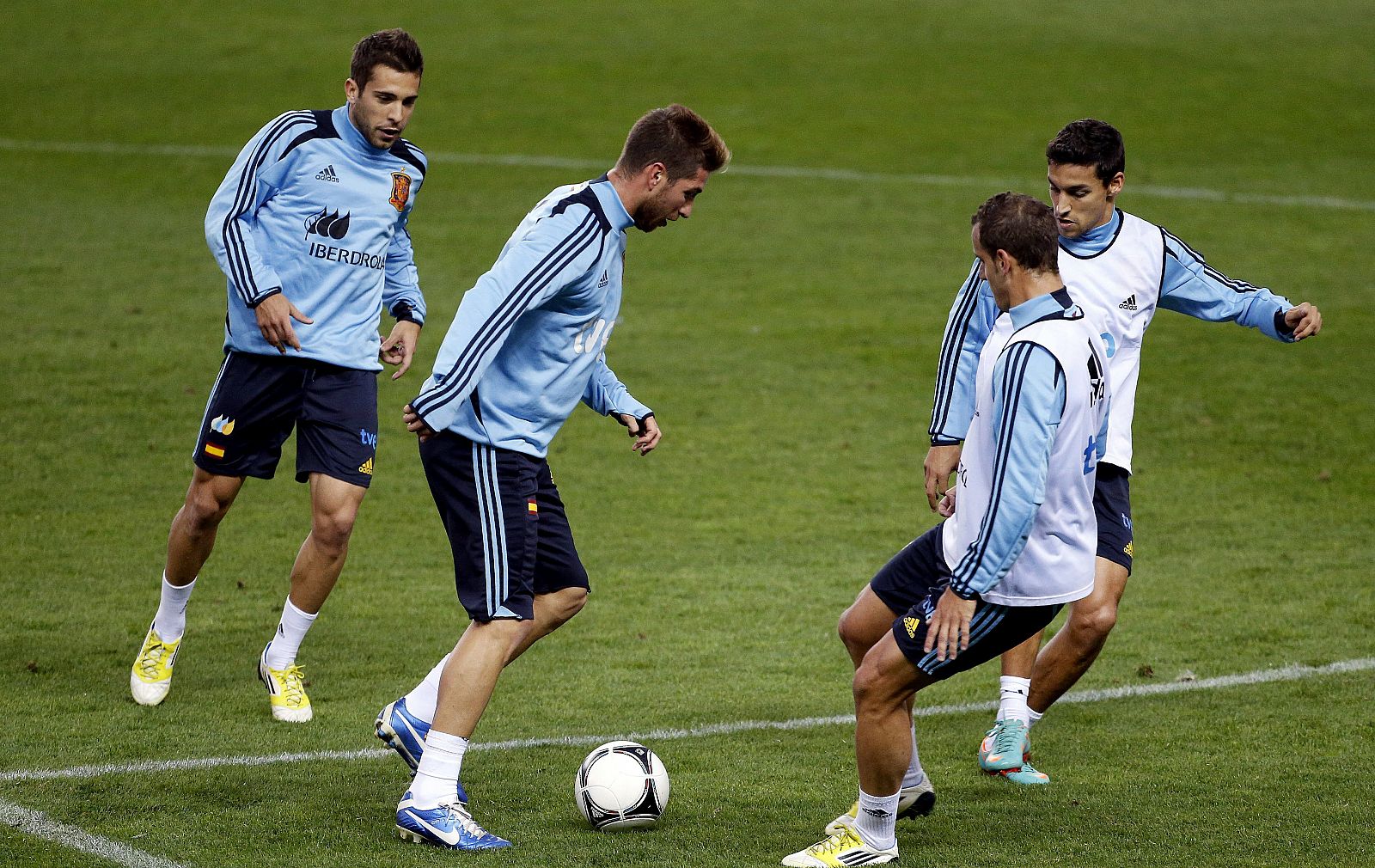 Sergio Ramos, junto a sus compañeros en el entrenamiento de la selección española.
