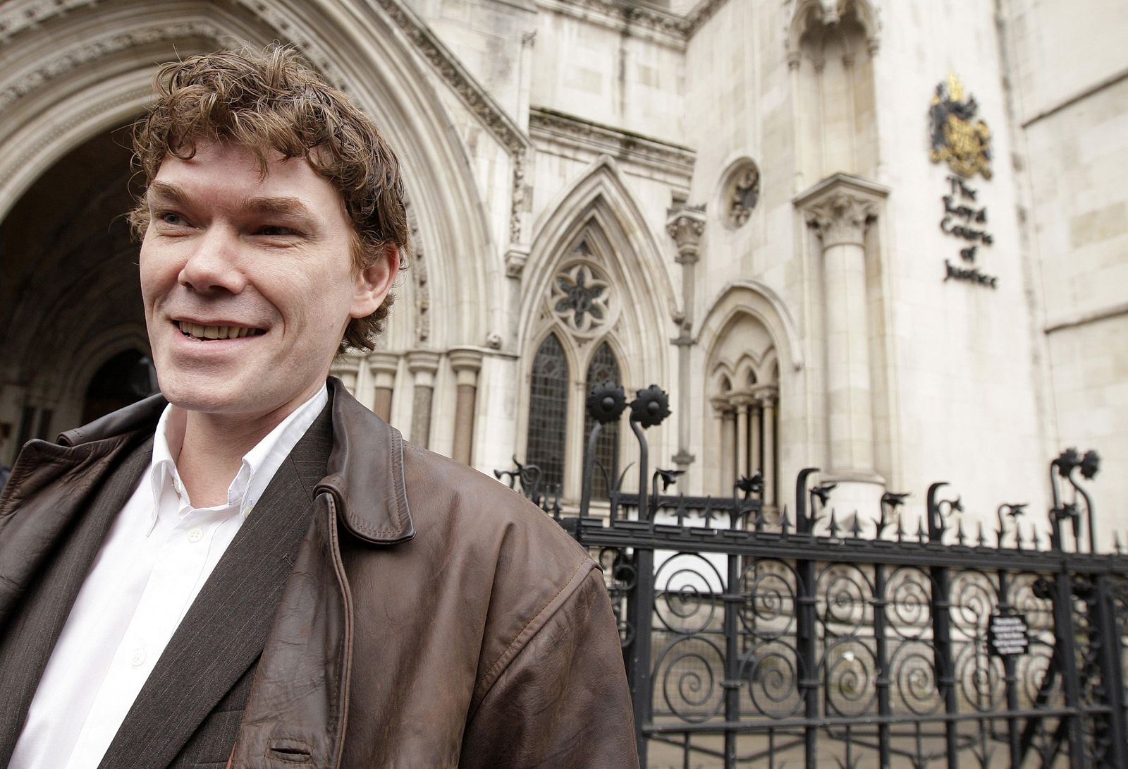 Fotografía de archivo del hacker británico Gary McKinnon junto a los juzgados de Londres