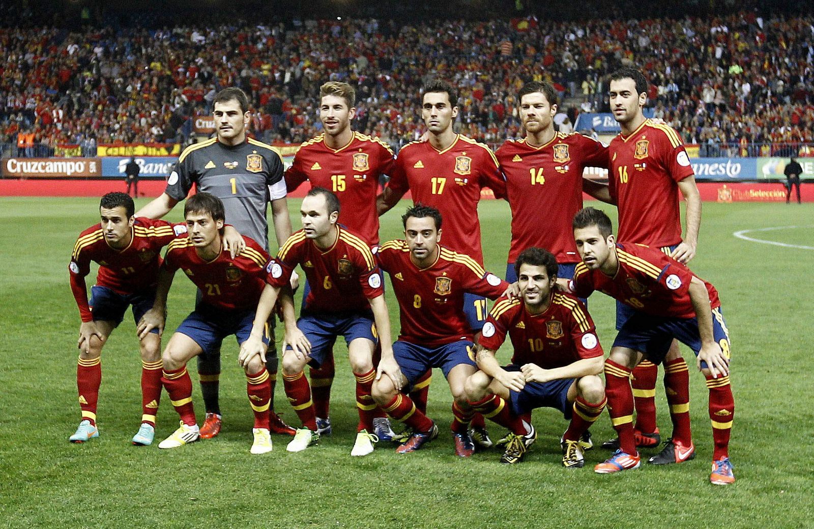 Los jugadores de la selección española posan formados momentos antes del inicio del partido.