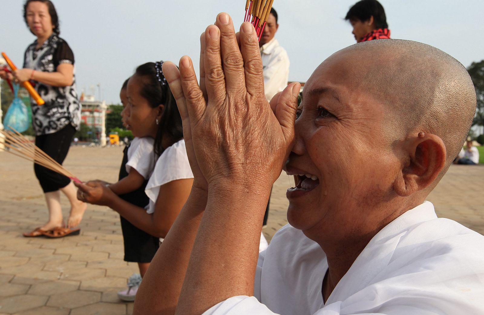 Una monja budista camboyana reza por la muerte del exrey camboyano Norodom Sihanouk.