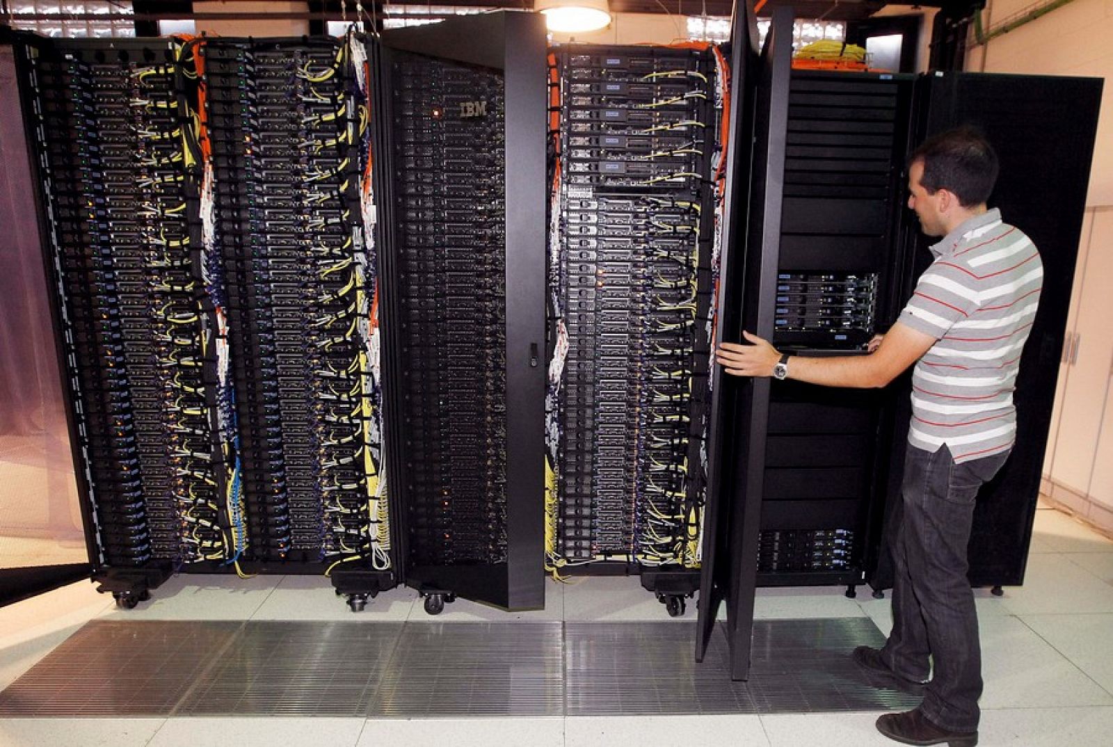 Un investigador trabaja en el Nodo de Supercomputación