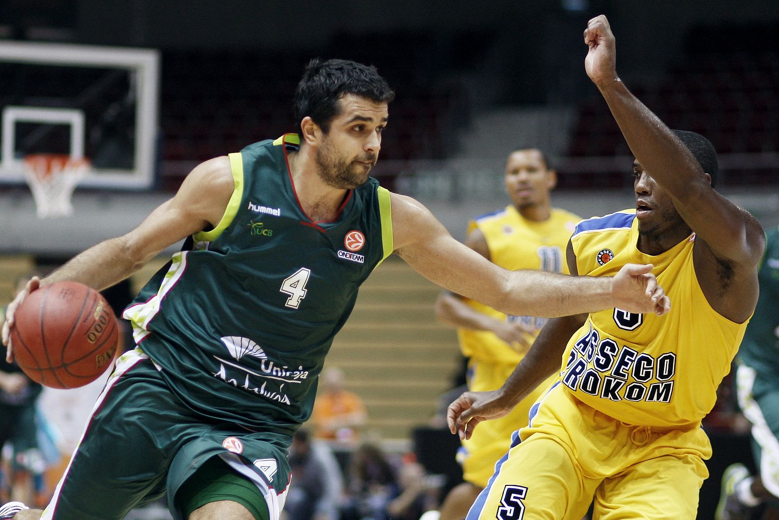 Krunoslav Simon (I) sube el balón ante Frank Robinson en el partido de Euroliga Asseco Prokom - Unicaja