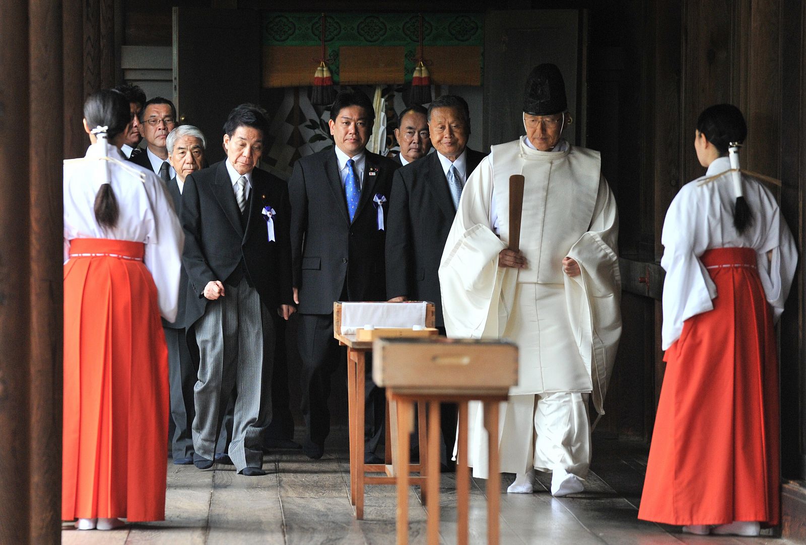 Imagen de la visita de una delegación de políticos, incluyendo a dos miembros del Gobierno, al santuario Yasukuni, en Tokio
