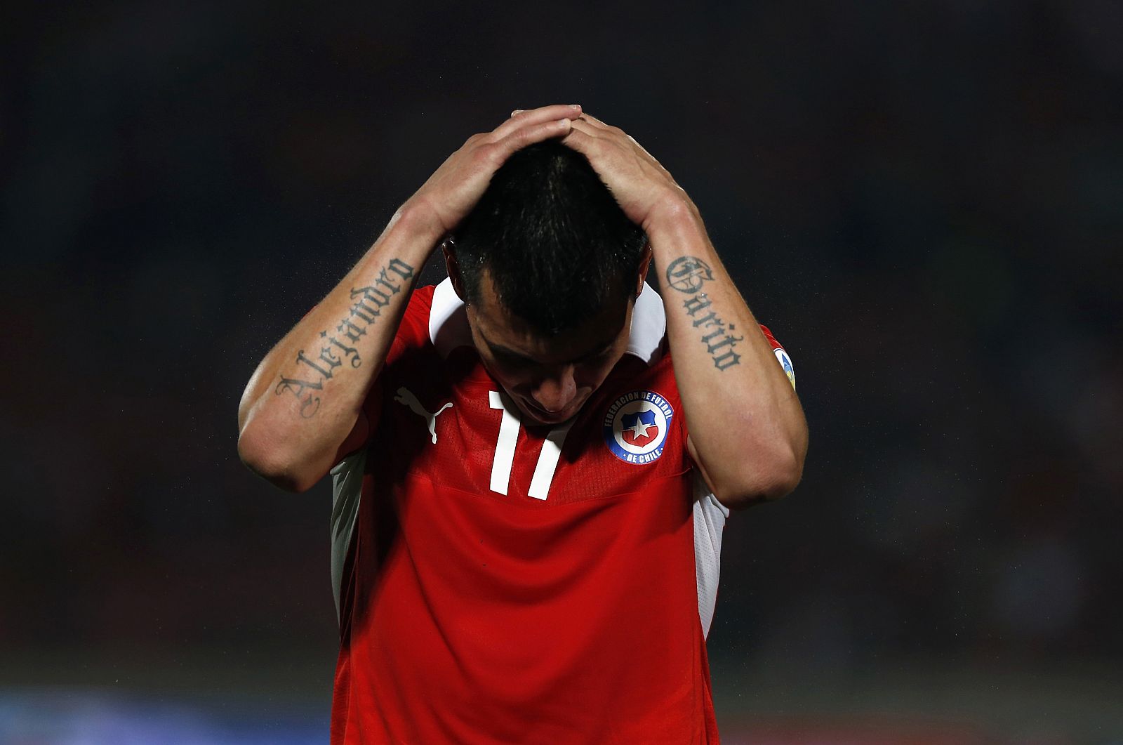 Gary Medel durante un lance del partido frente a Argentina en Chile.