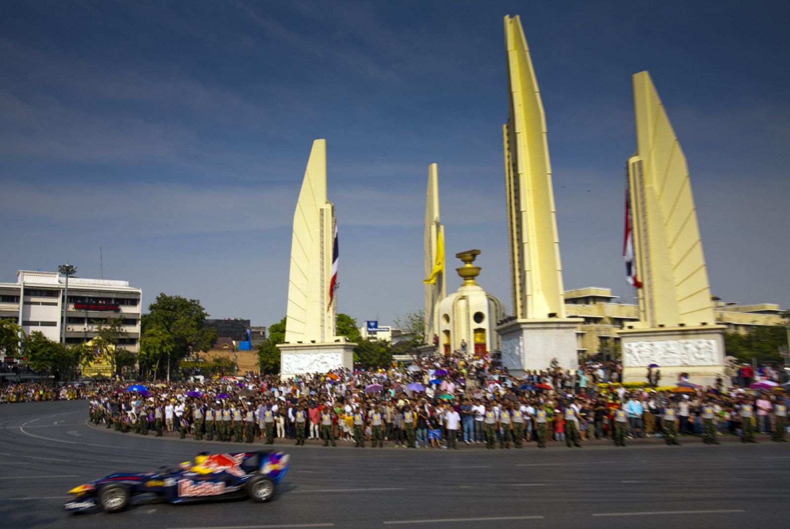 Imagen de la exhibición de Red Bull Racing por las calles de Bangkok en diciembre de 2010.