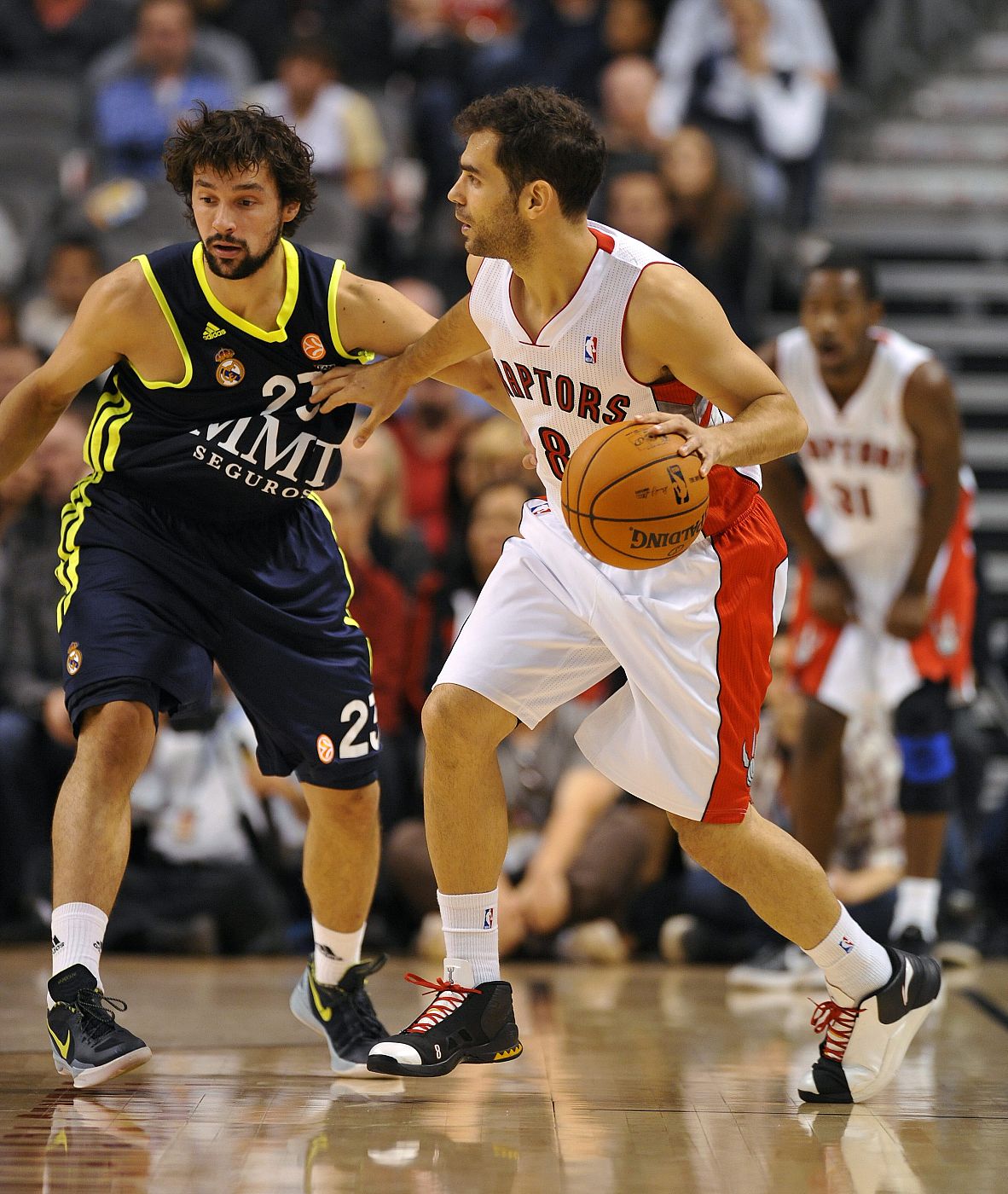 Sergio Llull (i) defiende ante José Calderón, jugador de los Raptors de Toronto