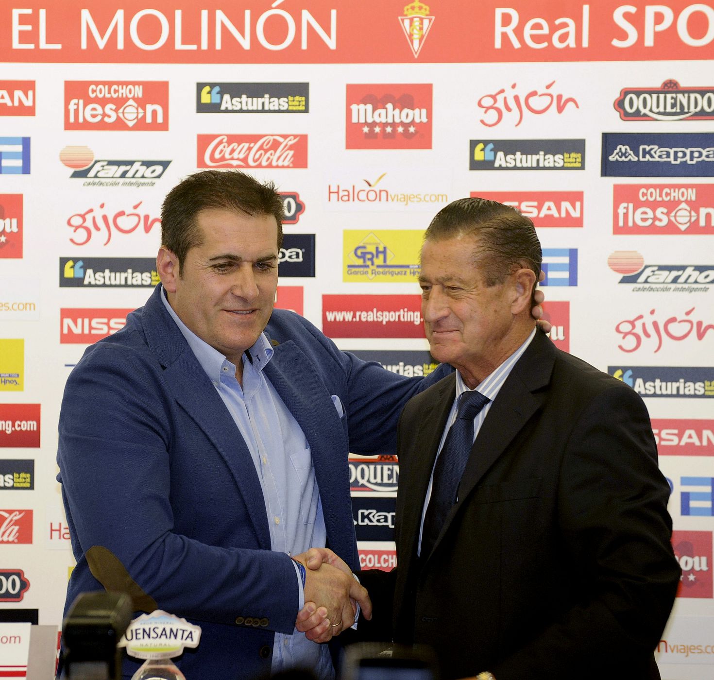 El nuevo entrenador del Sporting de Gijón, José Ramón Sandoval (i), estrecha la mano del presidente del equipo, Manuel Vega-Arango (d).