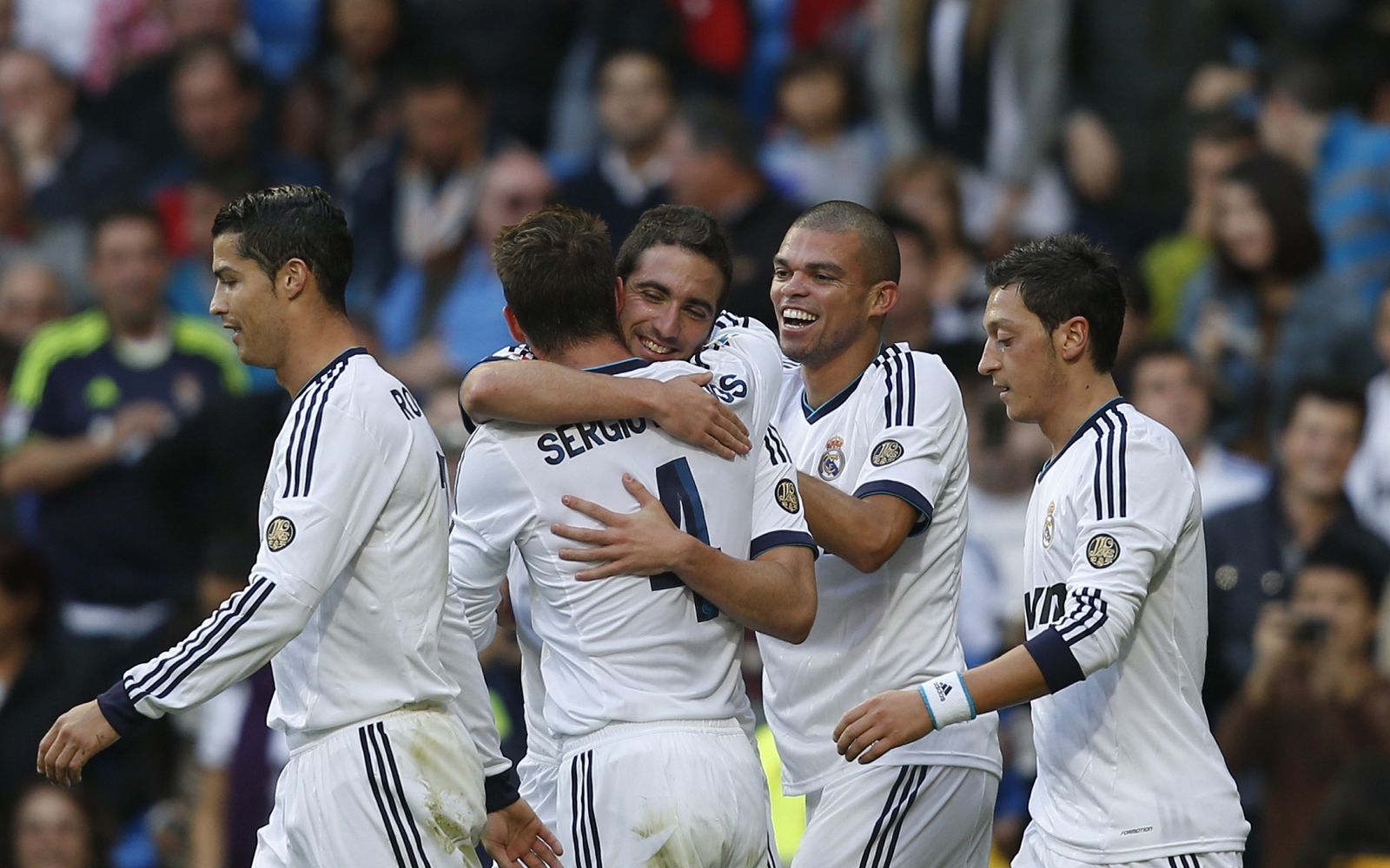 Los jugadores del Real Madrid celebran el gol de Gonzalo Higuaín contra el Celta