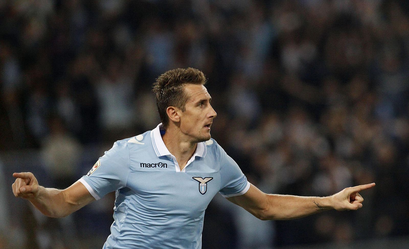 El jugador de la Lazio Miroslav Klose celebra su gol ante el AC Milán