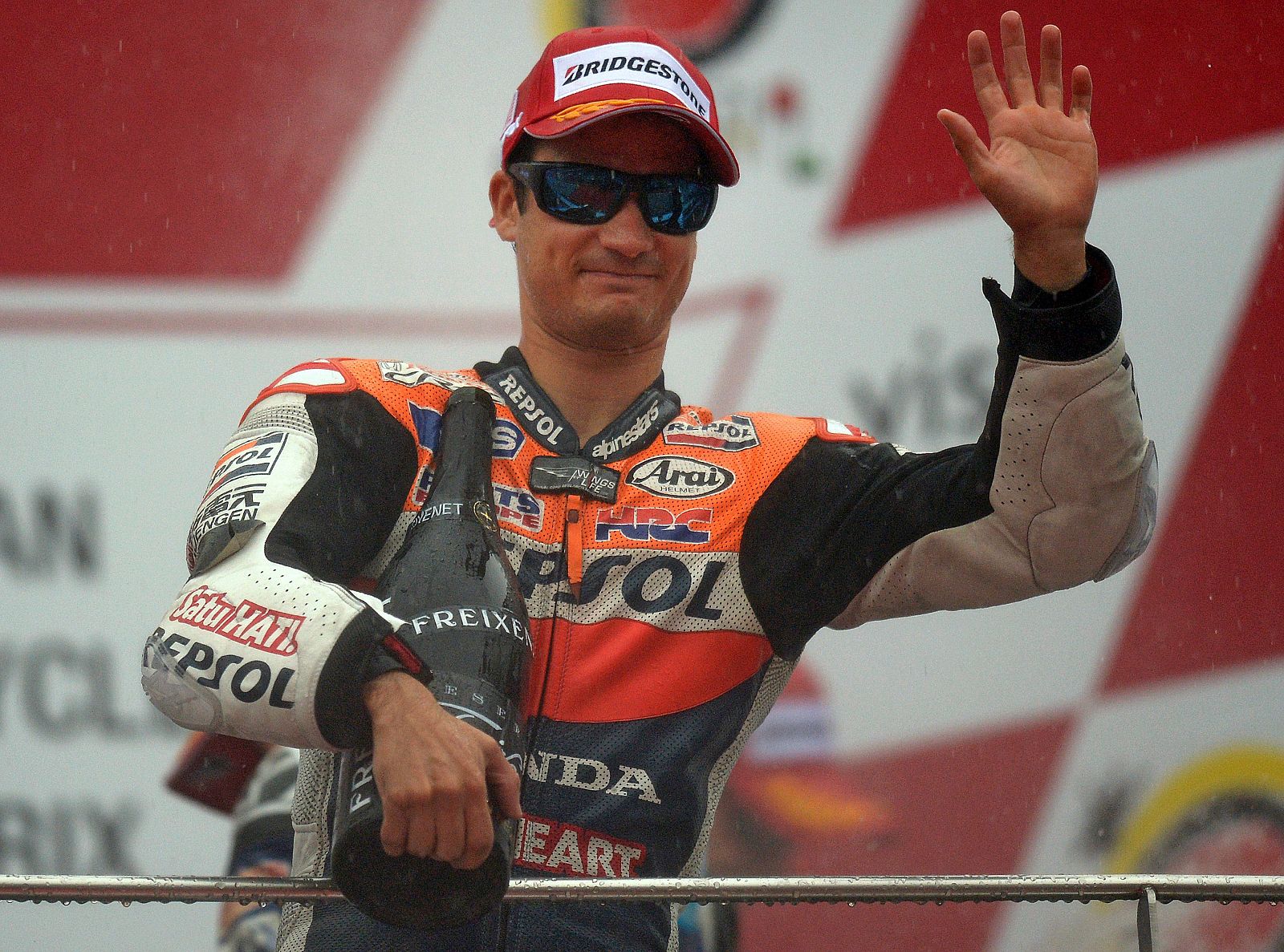 Dani Pedrosa celebra la victoria en el podio de Sepang