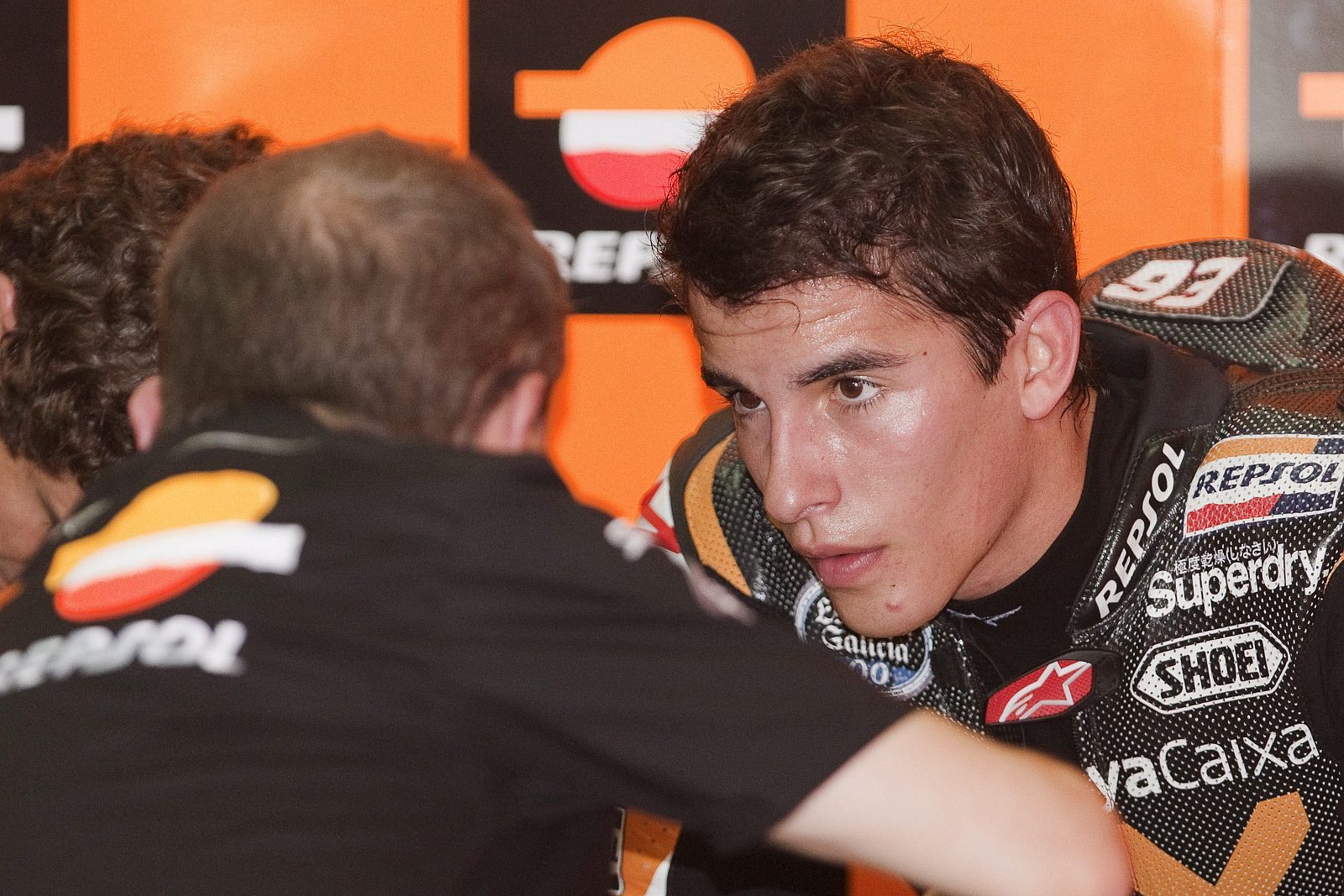 El piloto español de Moto2 Marc Márquez (izq), de Suter, conversa con miembros de su equipo