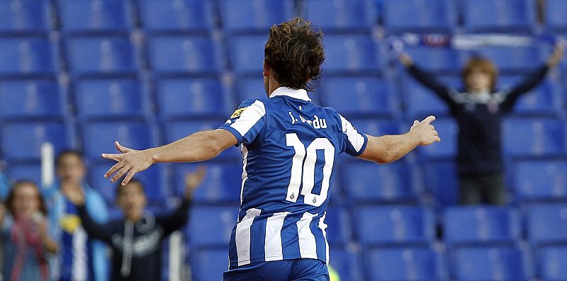 El centrocampista del Espanyol Joan Verdú celebra su segundo gol ante el Rayo Vallecano.