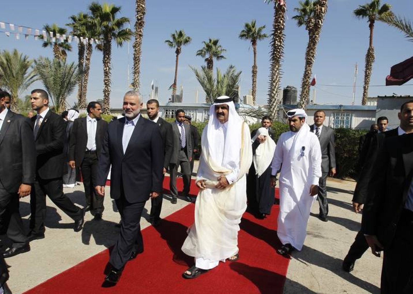  El primer ministro de Hamás, Ismail Haniye, ha recibido con honores militares y alfombra roja al emir catarí Hamad bin Jalifa al Zanim.
