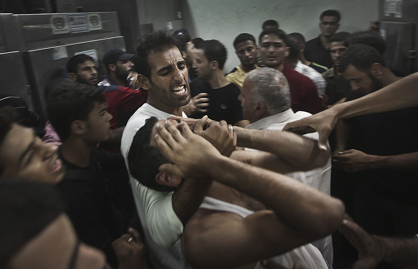 Un hombre palestino reacciona este, miércoles 24 de octubre de 2012, en la morgue del hospital Kamal Edwan en el campamento de refugiados Jabaliya en la franja de Gaza, tras la muerte de un familiar.
