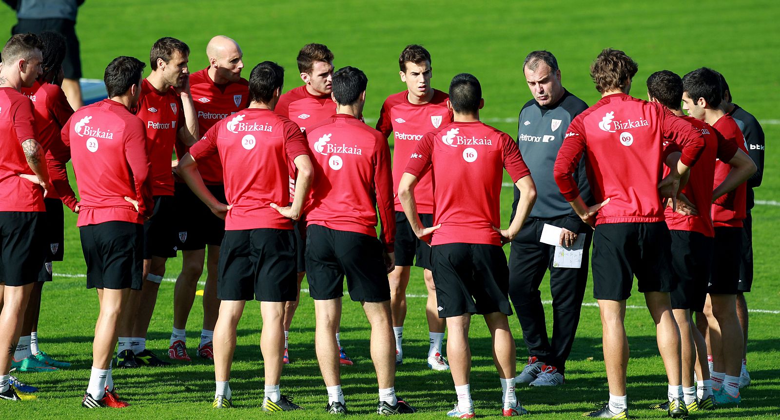 El entrenador del Athletic de Bilbao, el argentino Marcelo Bielsa, junto a sus jugadores en el entrenamiento de su equipo.
