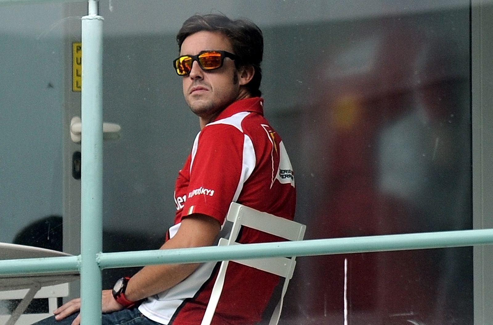 Fernando Alonso descansa en el paddock del circuito The Budd, en la India.