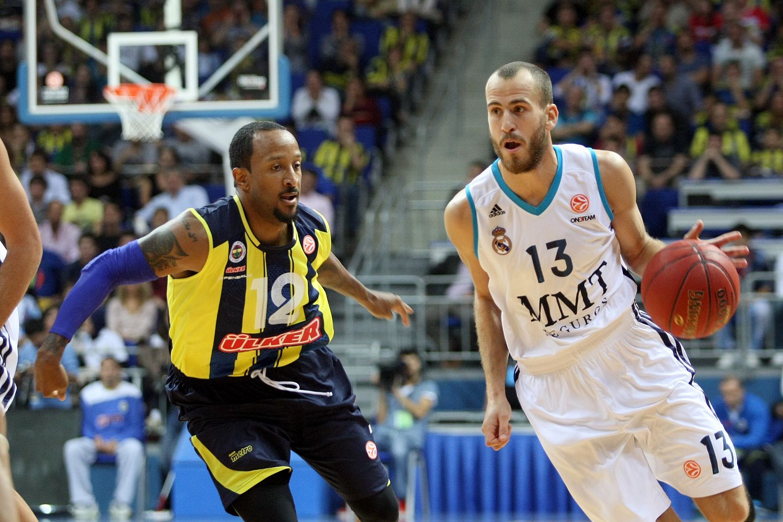 Sergio Rodríguez (d) sube el balón ante Lenell Bremer del Fenerbahce