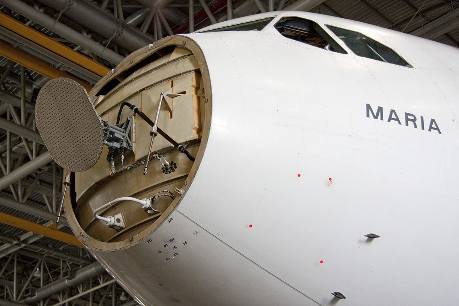 Antena del radar meteorológico de un Airbus A340 de Iberia