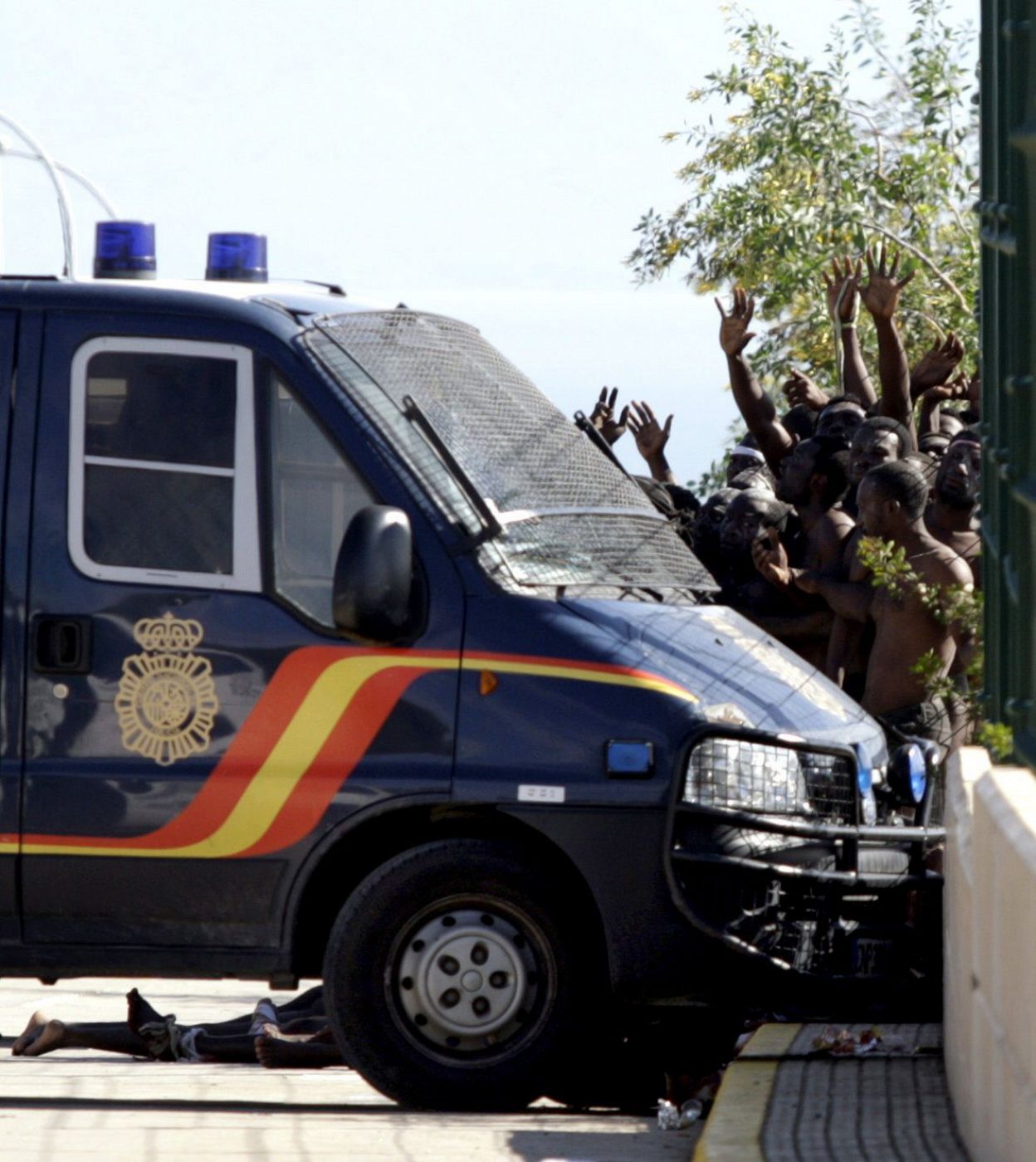 UN GRUPO DE INMIGRANTES ENTRA EN MELILLA EN UN NUEVO ASALTO A LA VALLA