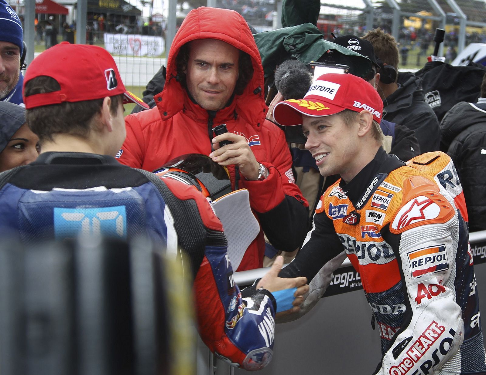 Casey Stoner saluda a Jorge Lorenzo