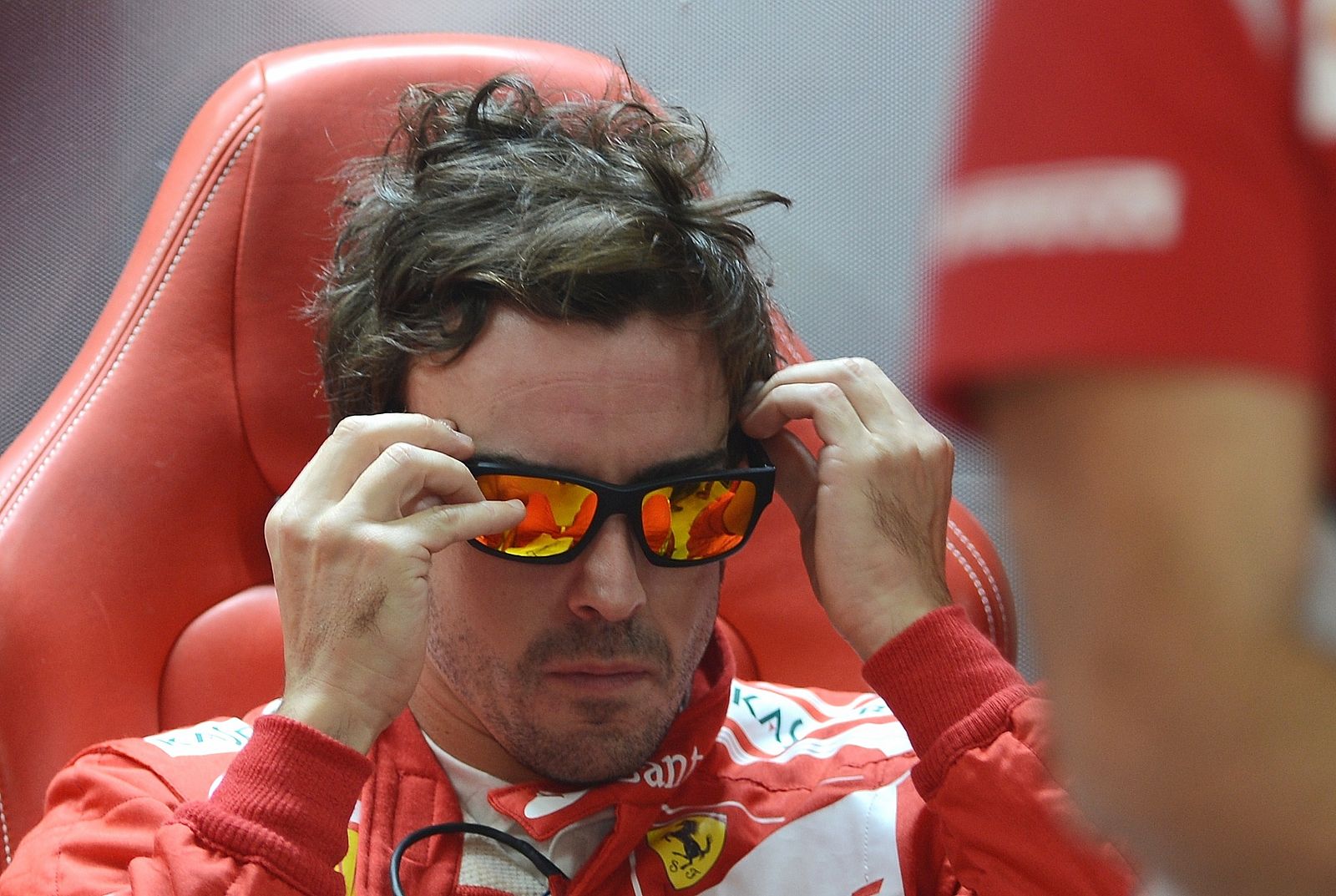 Fernando Alonso descansa en el box
