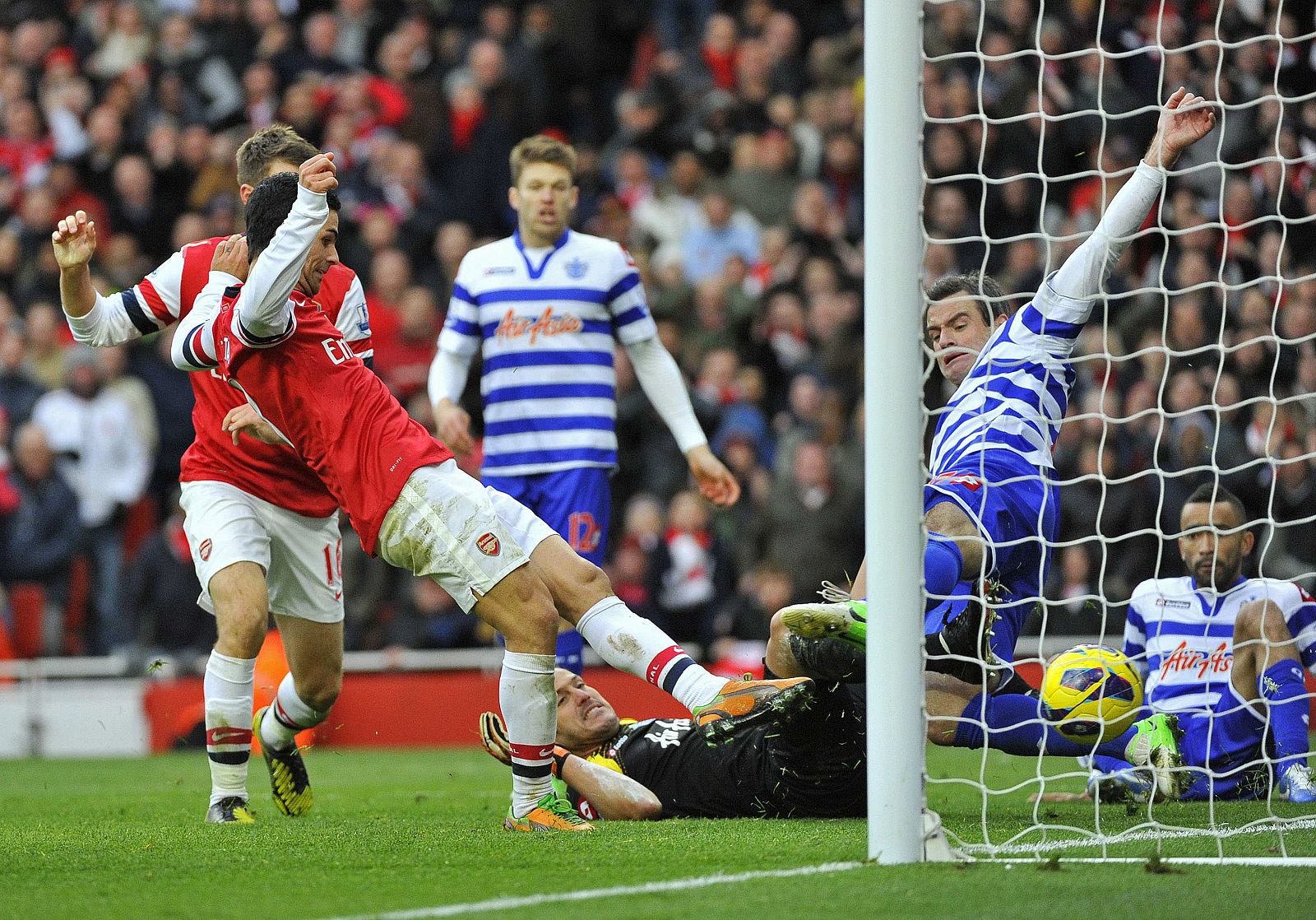 El jugador del Arsenal, Mikel Arteta, le marca al Queens Park Rangers