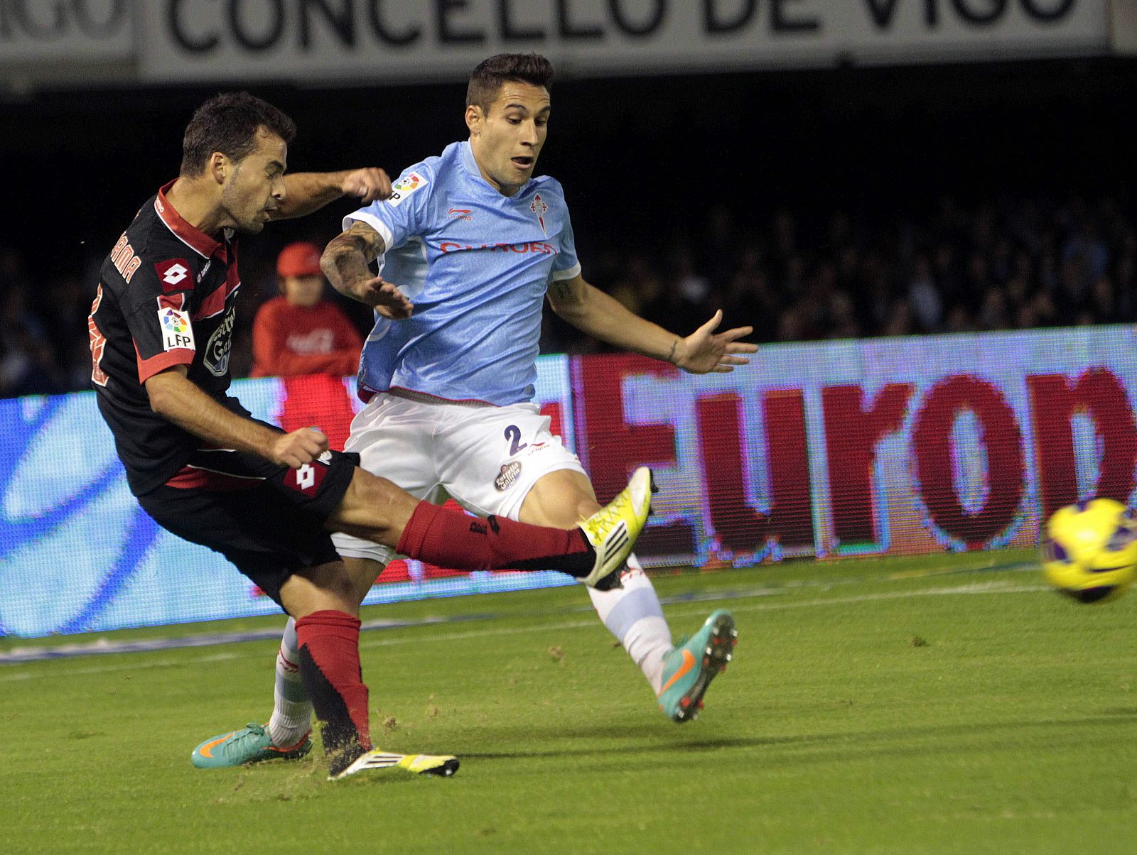 El defensa del Celta Hugo Mallo lucha la pelota con el centrocampista portugués del Deportivo Bruno Gama.