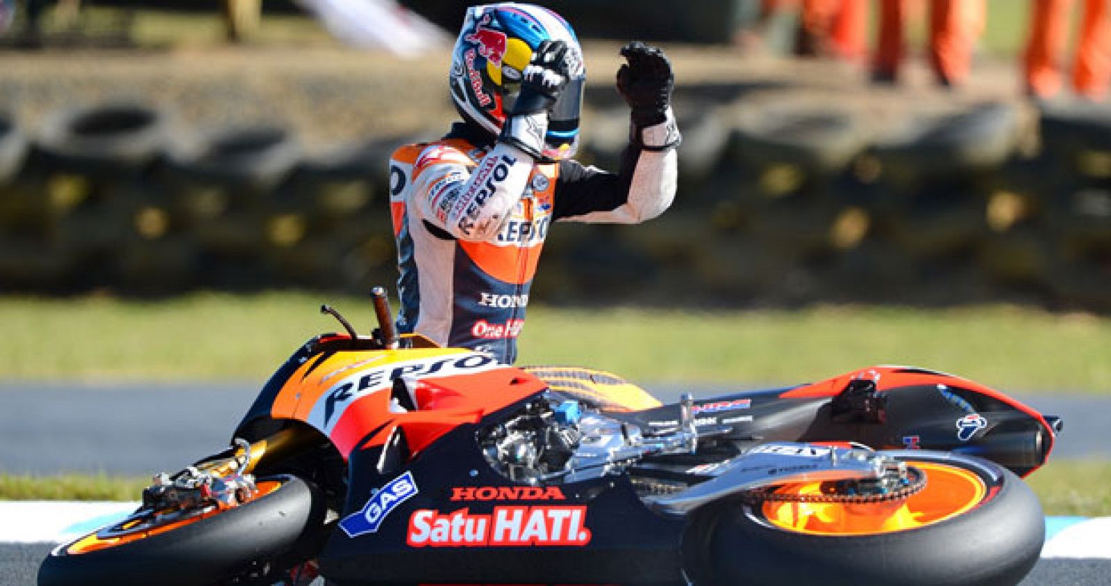 Dani Pedrosa, que se ha caído en la segunda vuelta, no ha podido pelear más con Lorenzo por el Mundial.