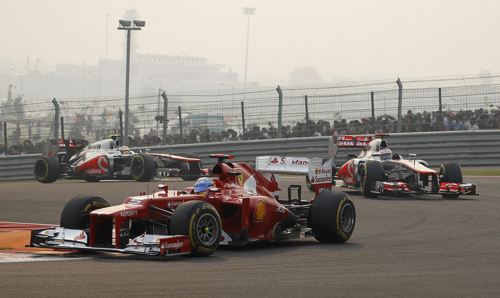 El español Fernando Alonso, que partía quinto, ha adelantado en carrera a los dos McLaren.