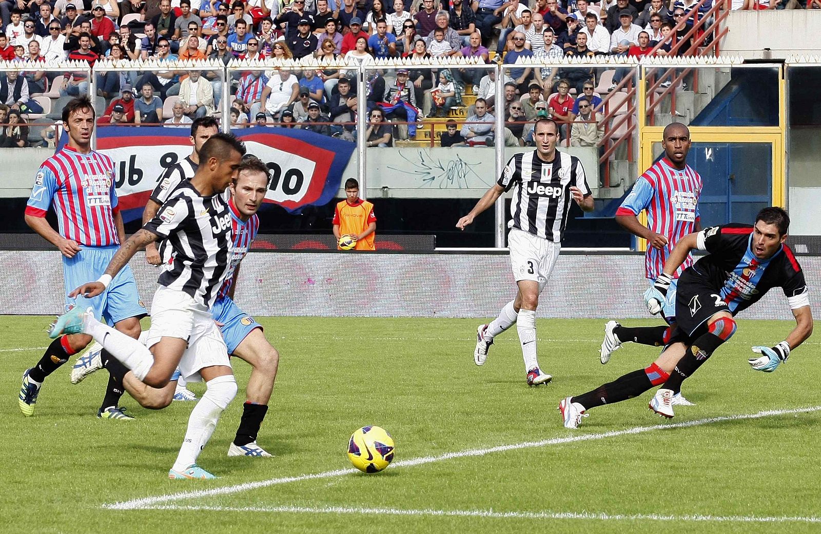 Arturo Vidal marca el único tanto de la Juventus al Catania.
