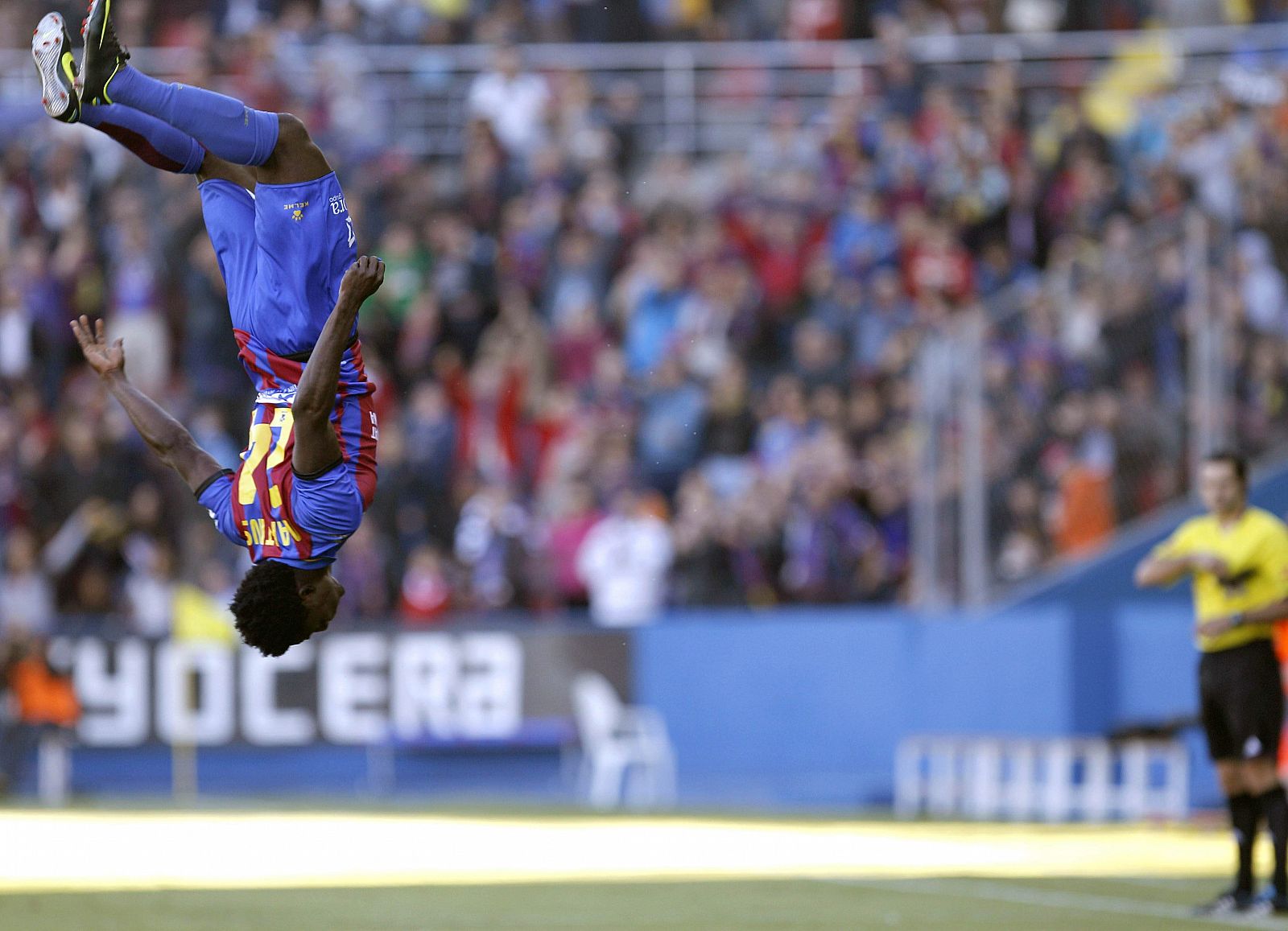 El delantero nigeriano del Levante Martins Obafemi celebra el primero de sus dos goles.