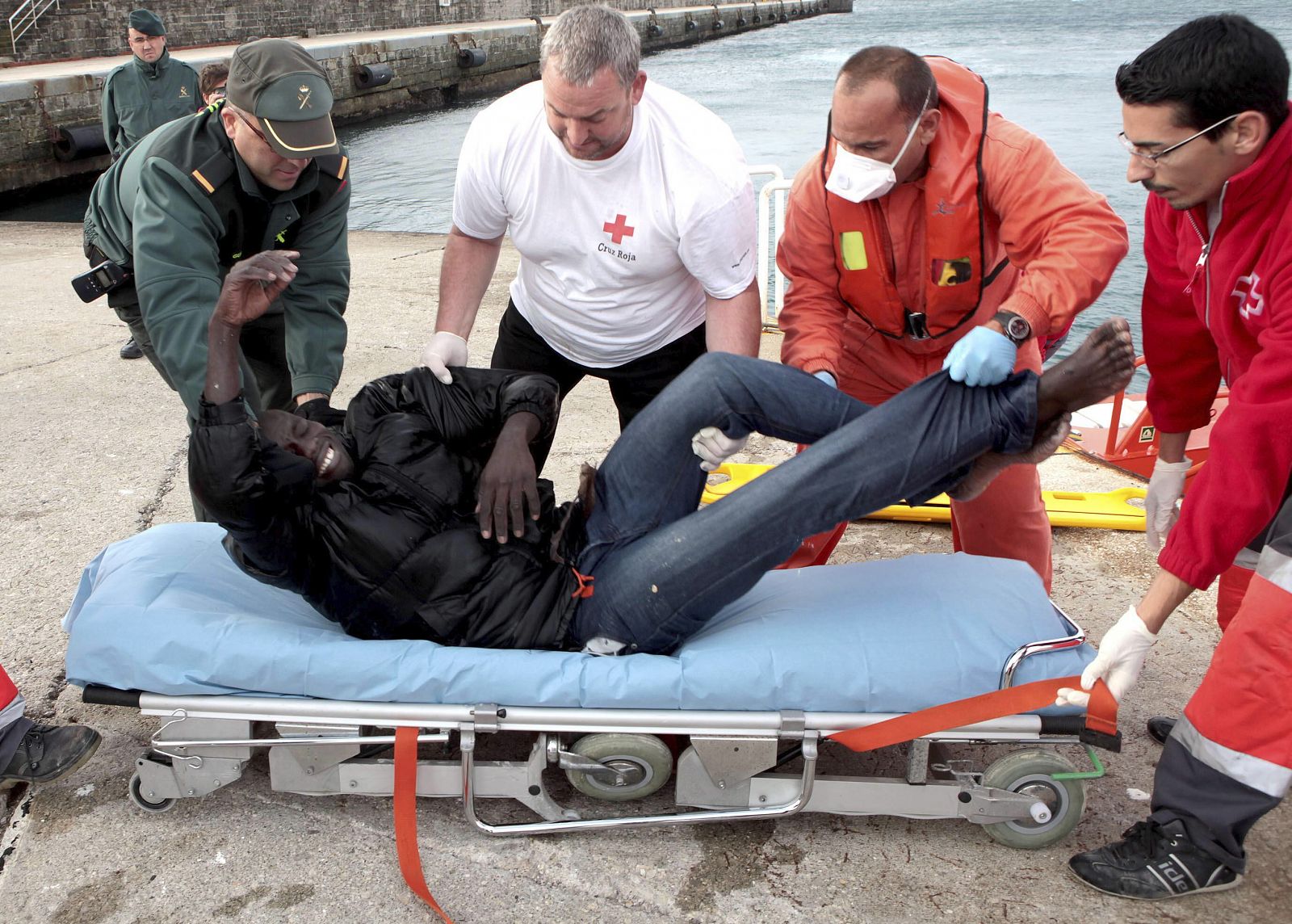 RESCATADOS 29 INMIGRANTES EN 5 BARCAS HINCHABLES EN EL ESTRECHO DE GIBRALTAR