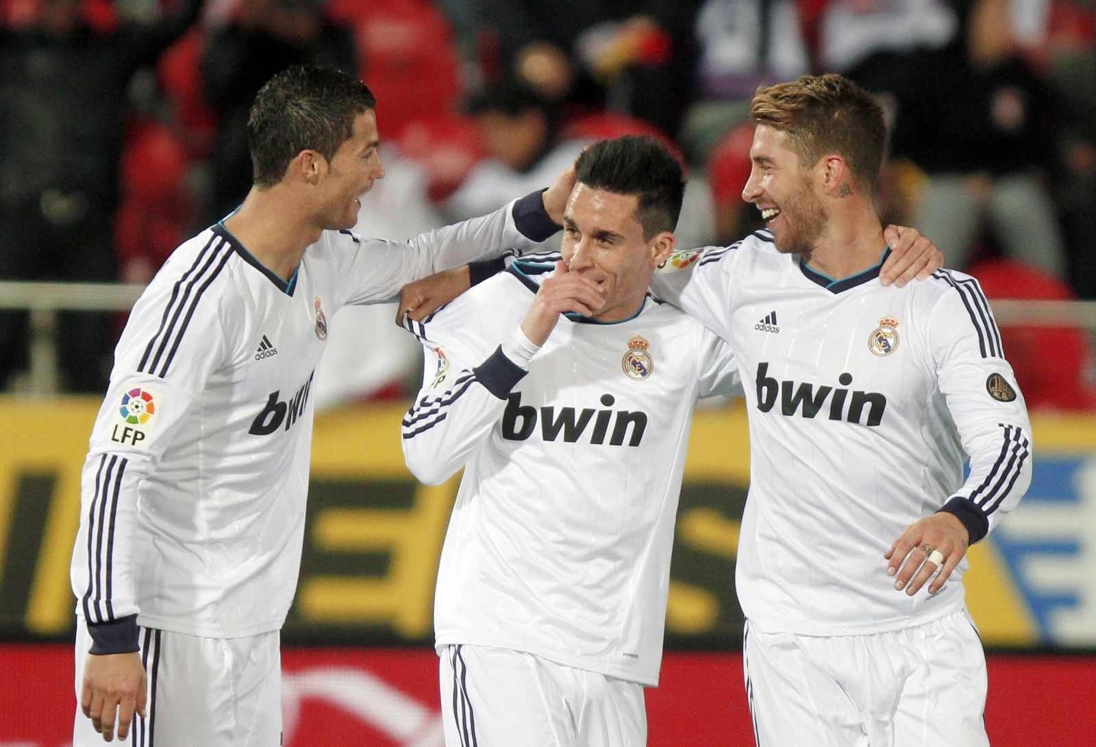 Ronaldo (i) Y Ramos (d) felicitan a aCallejón por su gol ante el Mallorca