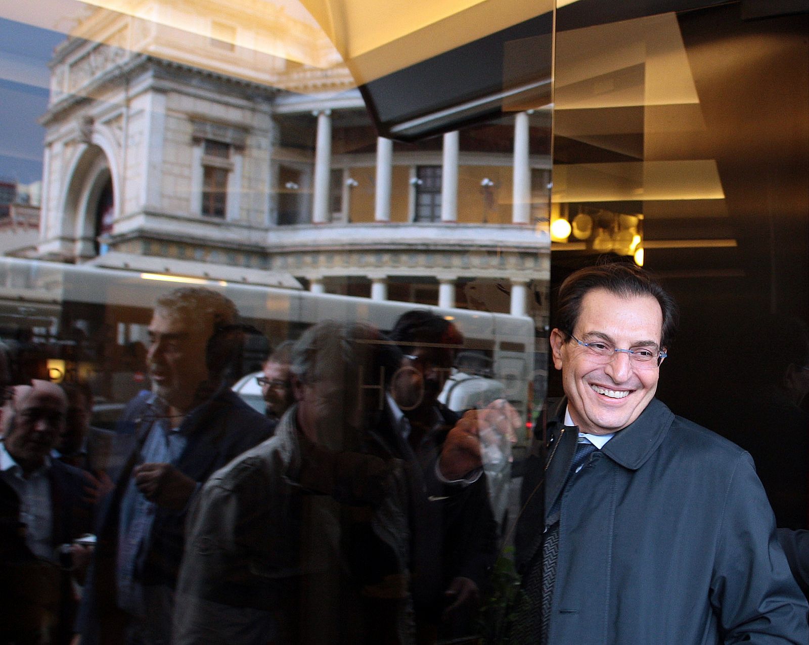 El candidato de la izquierda en Sicilia, Rosario Crocetta, celebra su victoria.